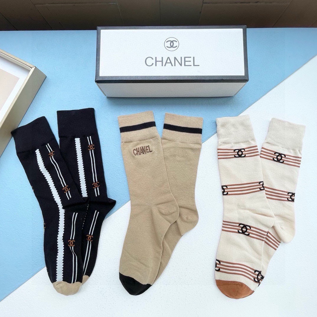  配包装【一盒四双】CHANEL · 香奈儿❗️高品质。超级爆款网红袜子❗️小香家官网同步刺绣字母中筒袜