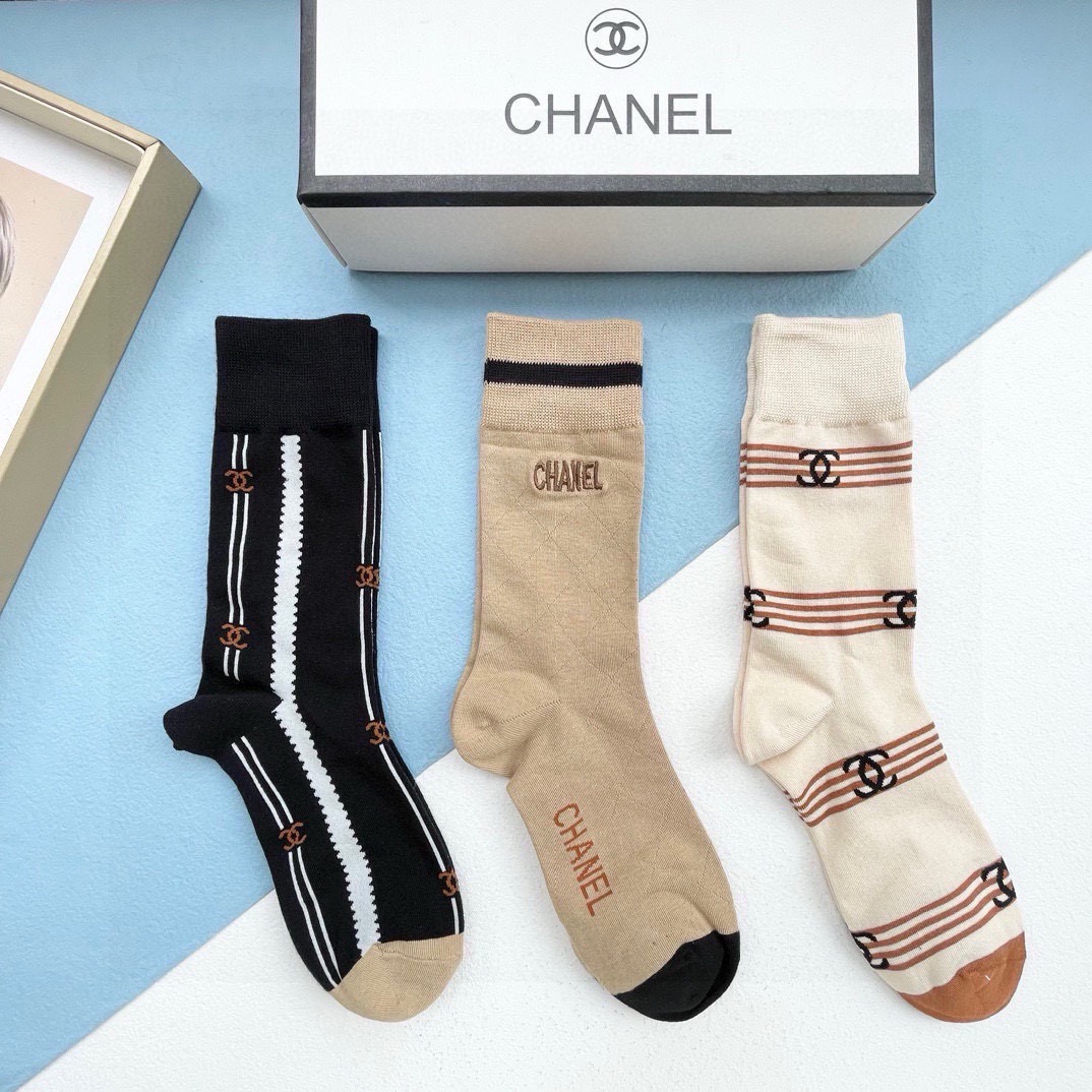  配包装【一盒四双】CHANEL · 香奈儿❗️高品质。超级爆款网红袜子❗️小香家官网同步刺绣字母中筒袜