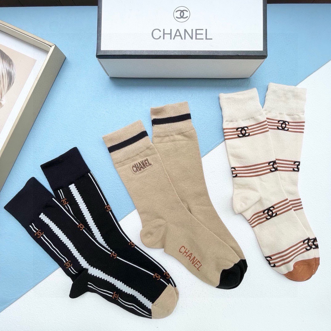  配包装【一盒四双】CHANEL · 香奈儿❗️高品质。超级爆款网红袜子❗️小香家官网同步刺绣字母中筒袜