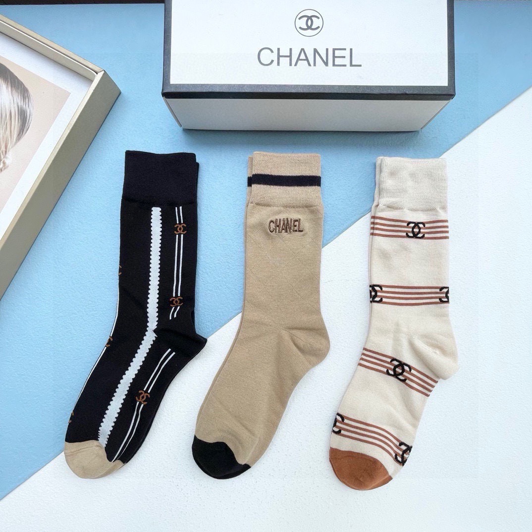  配包装【一盒四双】CHANEL · 香奈儿❗️高品质。超级爆款网红袜子❗️小香家官网同步刺绣字母中筒袜