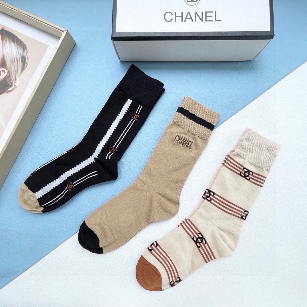  配包装【一盒四双】CHANEL · 香奈儿❗️高品质。超级爆款网红袜子❗️小香家官网同步刺绣字母中筒袜