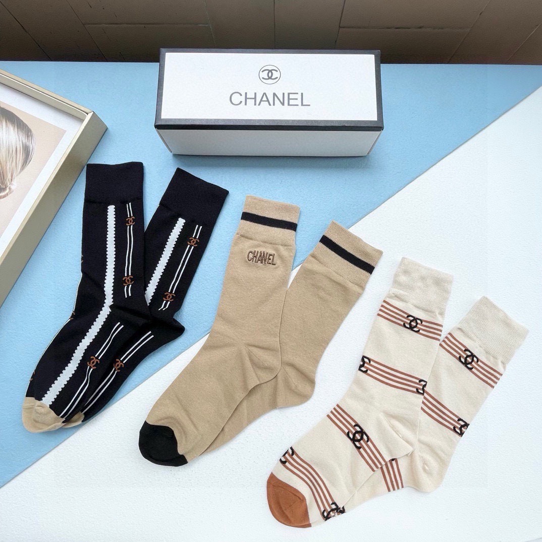  配包装【一盒四双】CHANEL · 香奈儿❗️高品质。超级爆款网红袜子❗️小香家官网同步刺绣字母中筒袜