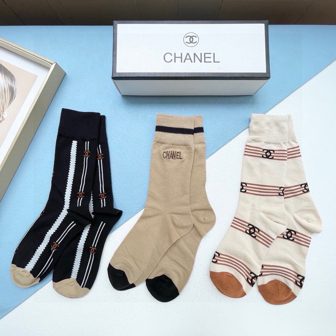  配包装【一盒四双】CHANEL · 香奈儿❗️高品质。超级爆款网红袜子❗️小香家官网同步刺绣字母中筒袜