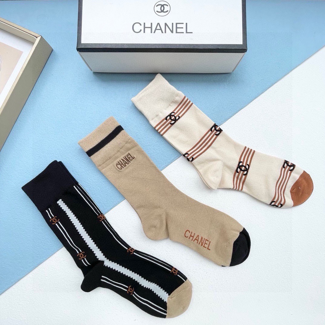  配包装【一盒四双】CHANEL · 香奈儿❗️高品质。超级爆款网红袜子❗️小香家官网同步刺绣字母中筒袜