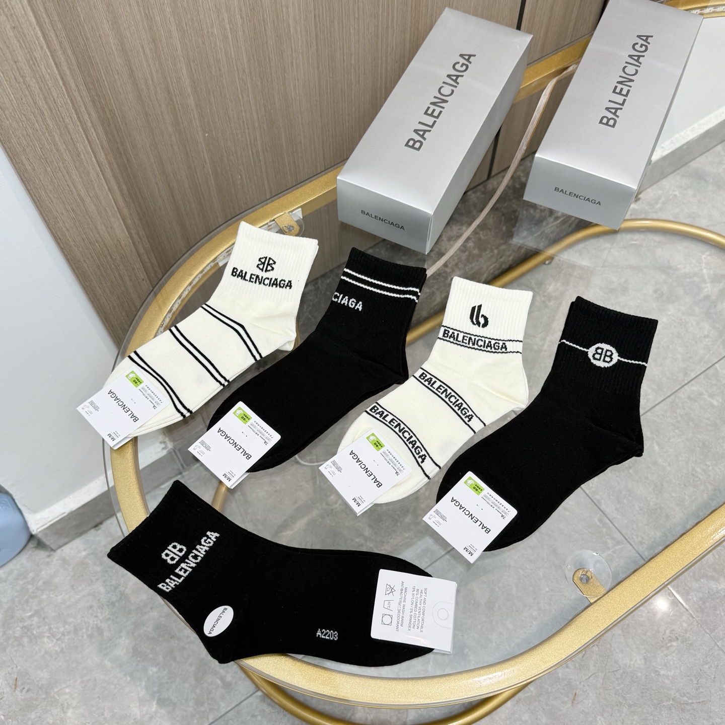  配包装【一盒五双】BALENCIAGA · 巴黎世家🌟 高品质。好看到爆炸欧美大牌中筒袜。男女款🌟潮人