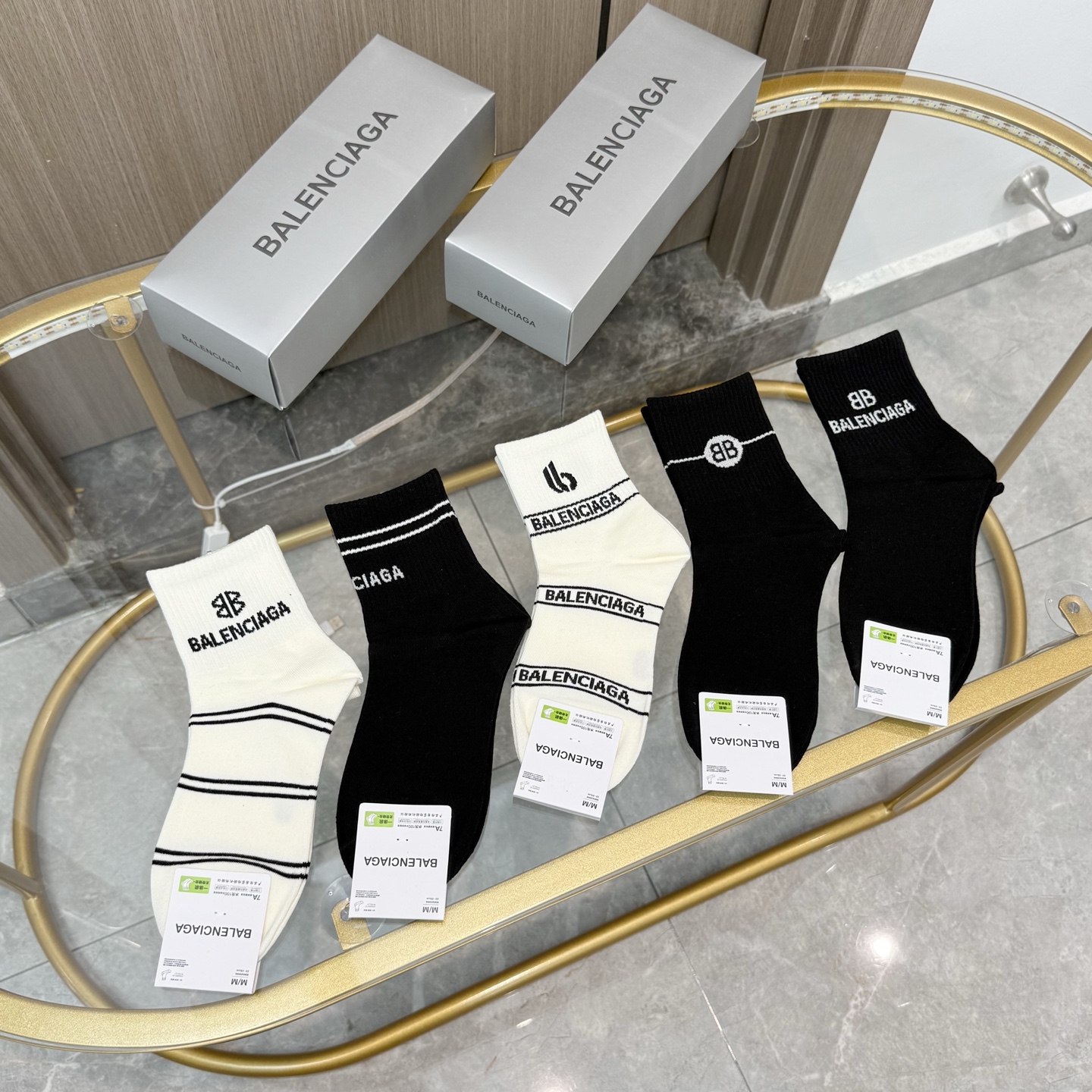  配包装【一盒五双】BALENCIAGA · 巴黎世家🌟 高品质。好看到爆炸欧美大牌中筒袜。男女款🌟潮人