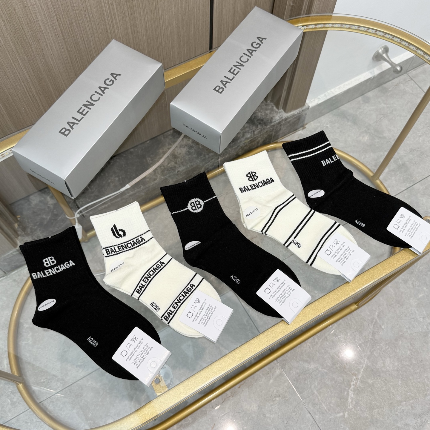  配包装【一盒五双】BALENCIAGA · 巴黎世家🌟 高品质。好看到爆炸欧美大牌中筒袜。男女款🌟潮人