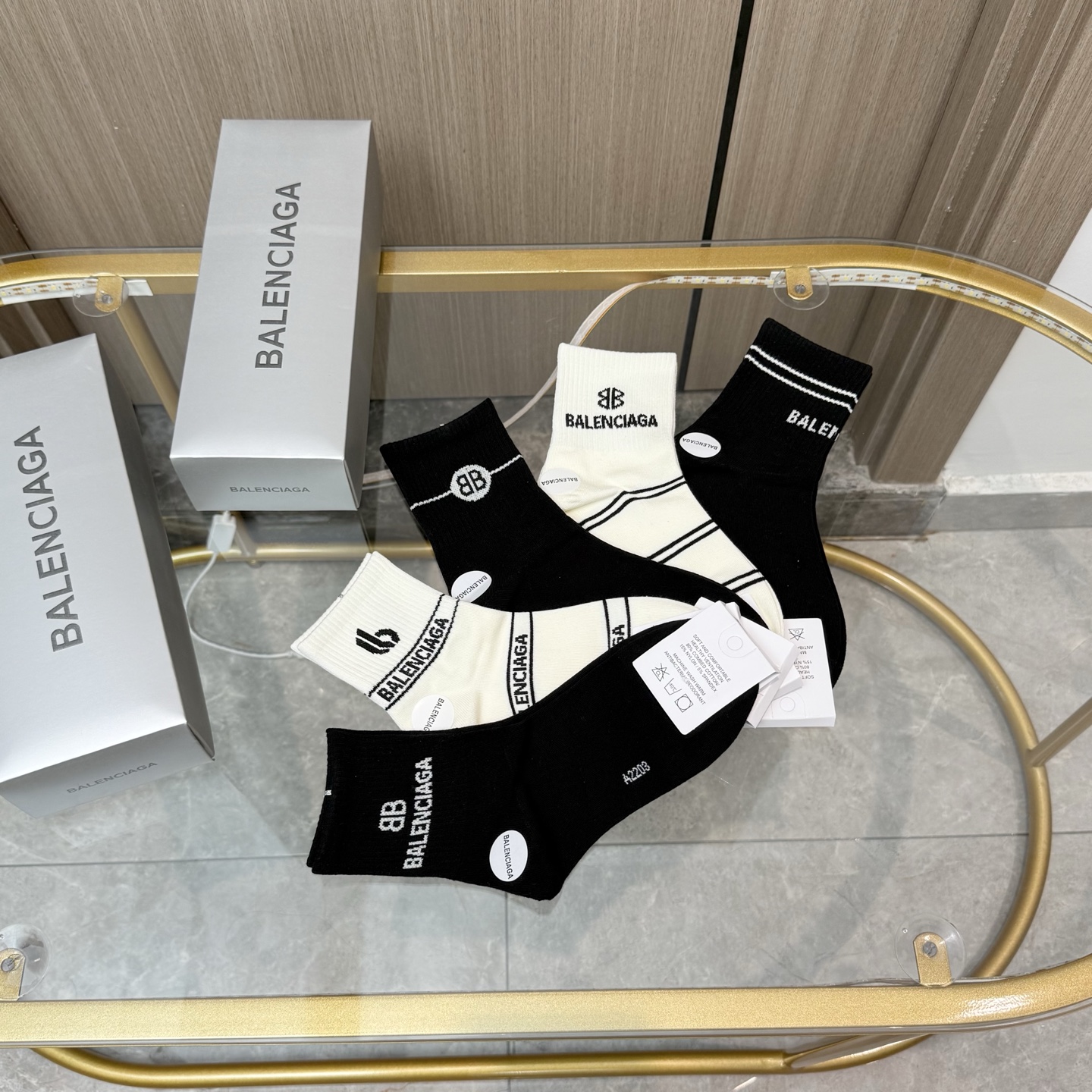  配包装【一盒五双】BALENCIAGA · 巴黎世家🌟 高品质。好看到爆炸欧美大牌中筒袜。男女款🌟潮人