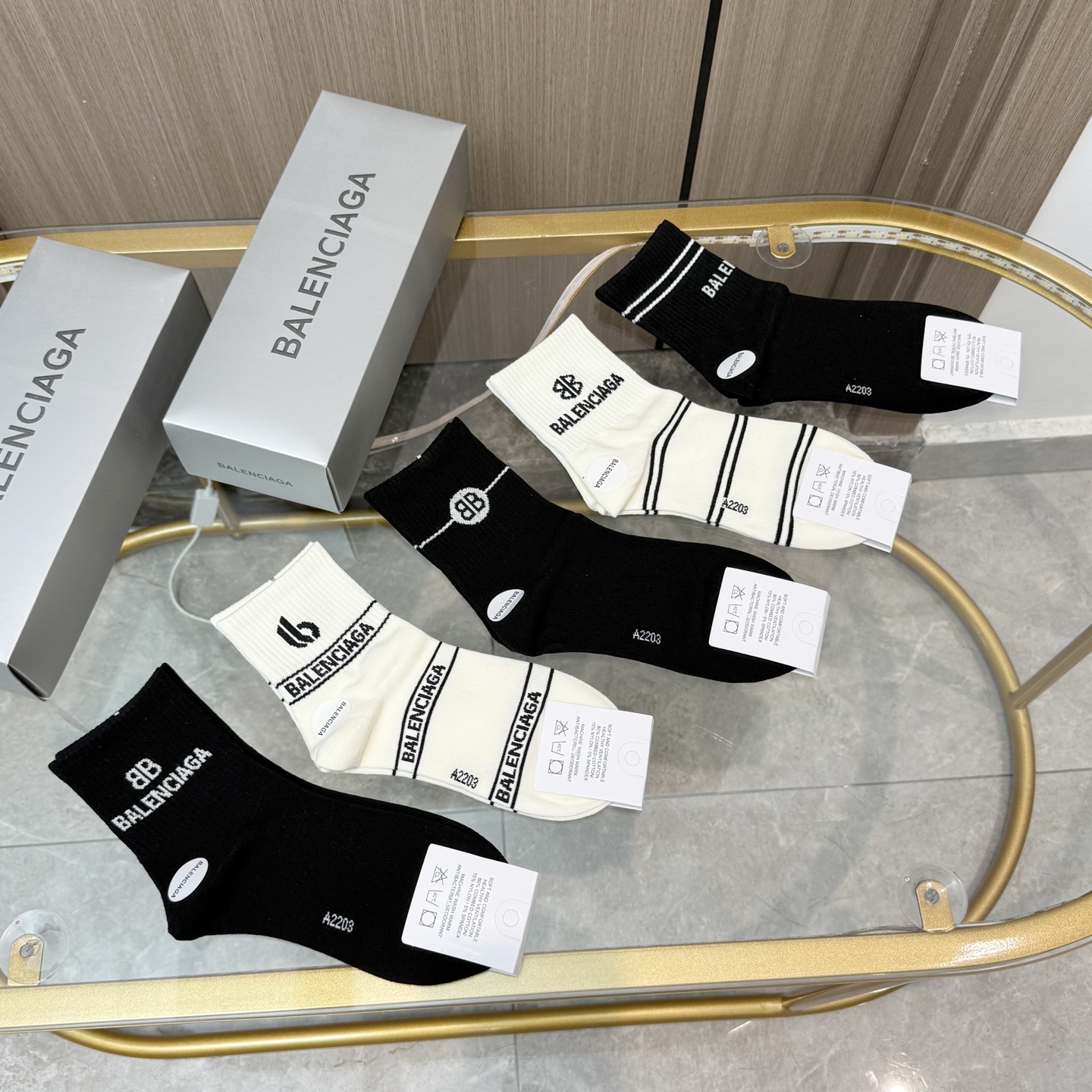  配包装【一盒五双】BALENCIAGA · 巴黎世家🌟 高品质。好看到爆炸欧美大牌中筒袜。男女款🌟潮人