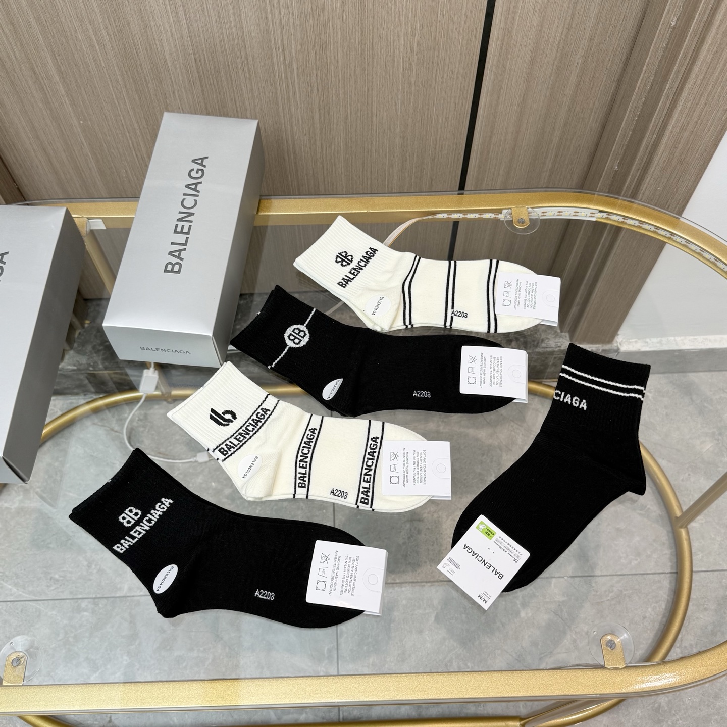  配包装【一盒五双】BALENCIAGA · 巴黎世家🌟 高品质。好看到爆炸欧美大牌中筒袜。男女款🌟潮人