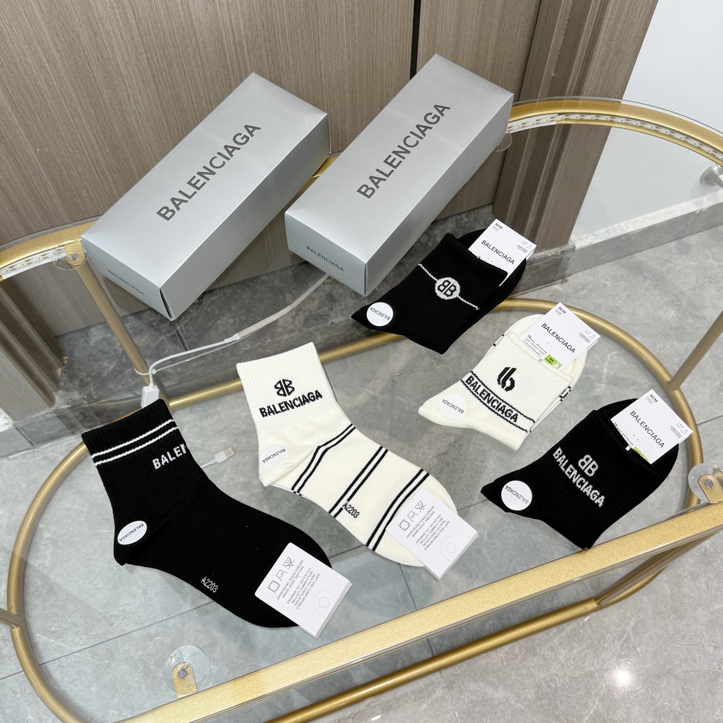  配包装【一盒五双】BALENCIAGA · 巴黎世家🌟 高品质。好看到爆炸欧美大牌中筒袜。男女款🌟潮人