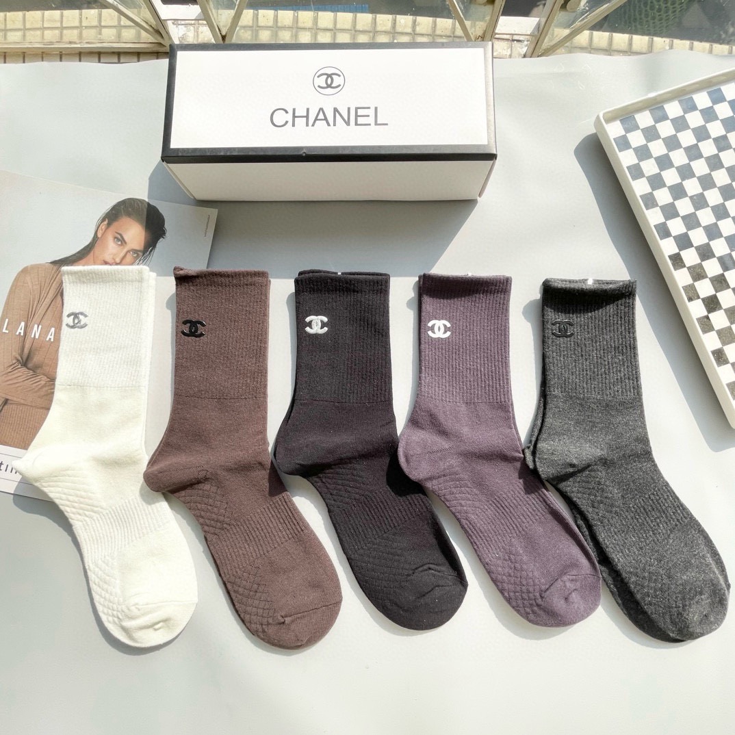  配包装【一盒五双】CHANEL · 香奈儿❗️高品质。超级爆款网红袜子❗️小香家官网同步字母中筒袜，i