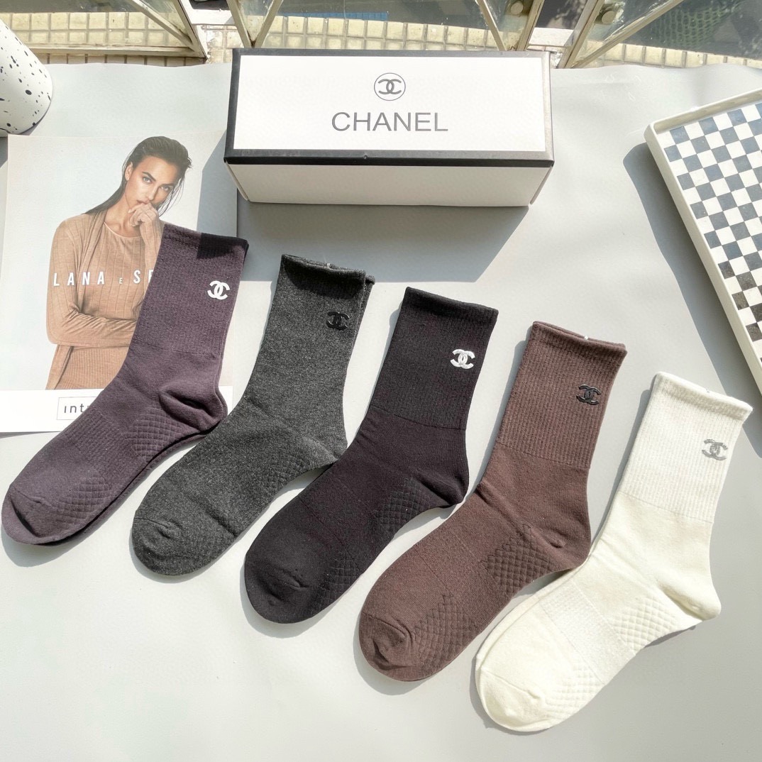  配包装【一盒五双】CHANEL · 香奈儿❗️高品质。超级爆款网红袜子❗️小香家官网同步字母中筒袜，i