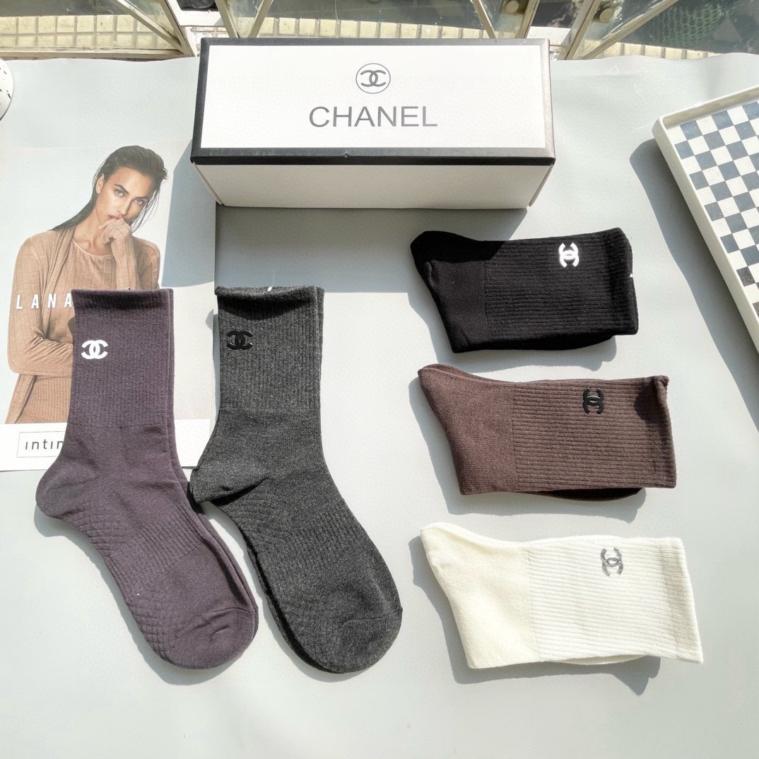  配包装【一盒五双】CHANEL · 香奈儿❗️高品质。超级爆款网红袜子❗️小香家官网同步字母中筒袜，i