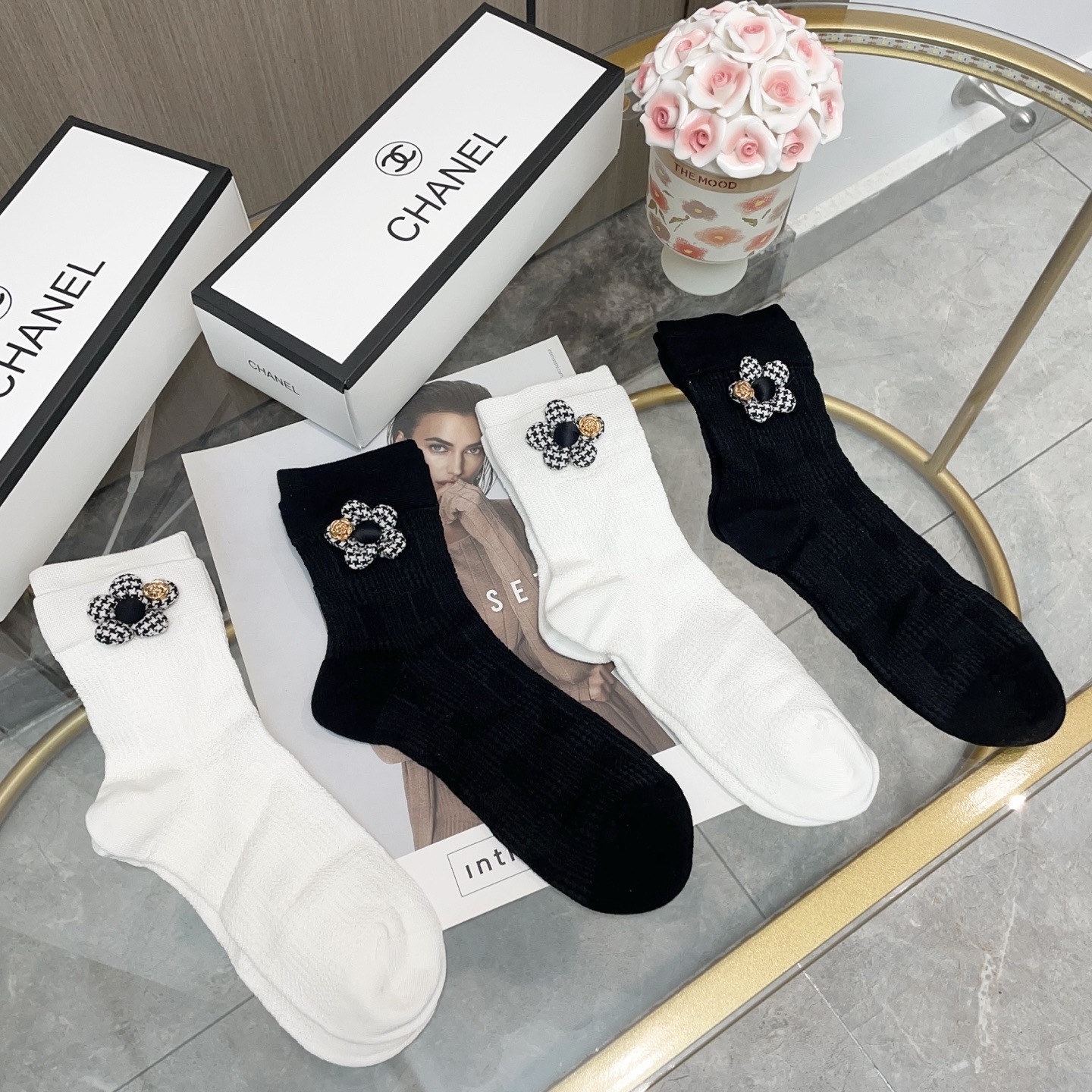   配包装【一盒四双】CHANEL · 香奈儿❗️高品质🔥超级爆款网红袜子❗️小香家官网同步饰品字母中筒