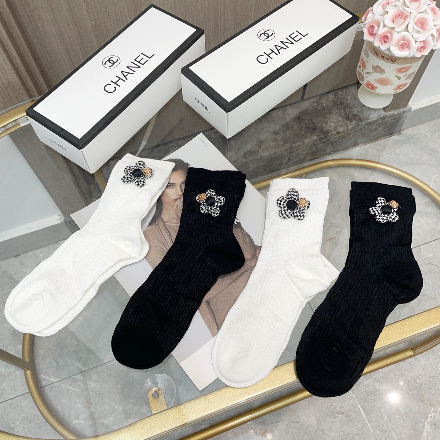   配包装【一盒四双】CHANEL · 香奈儿❗️高品质🔥超级爆款网红袜子❗️小香家官网同步饰品字母中筒