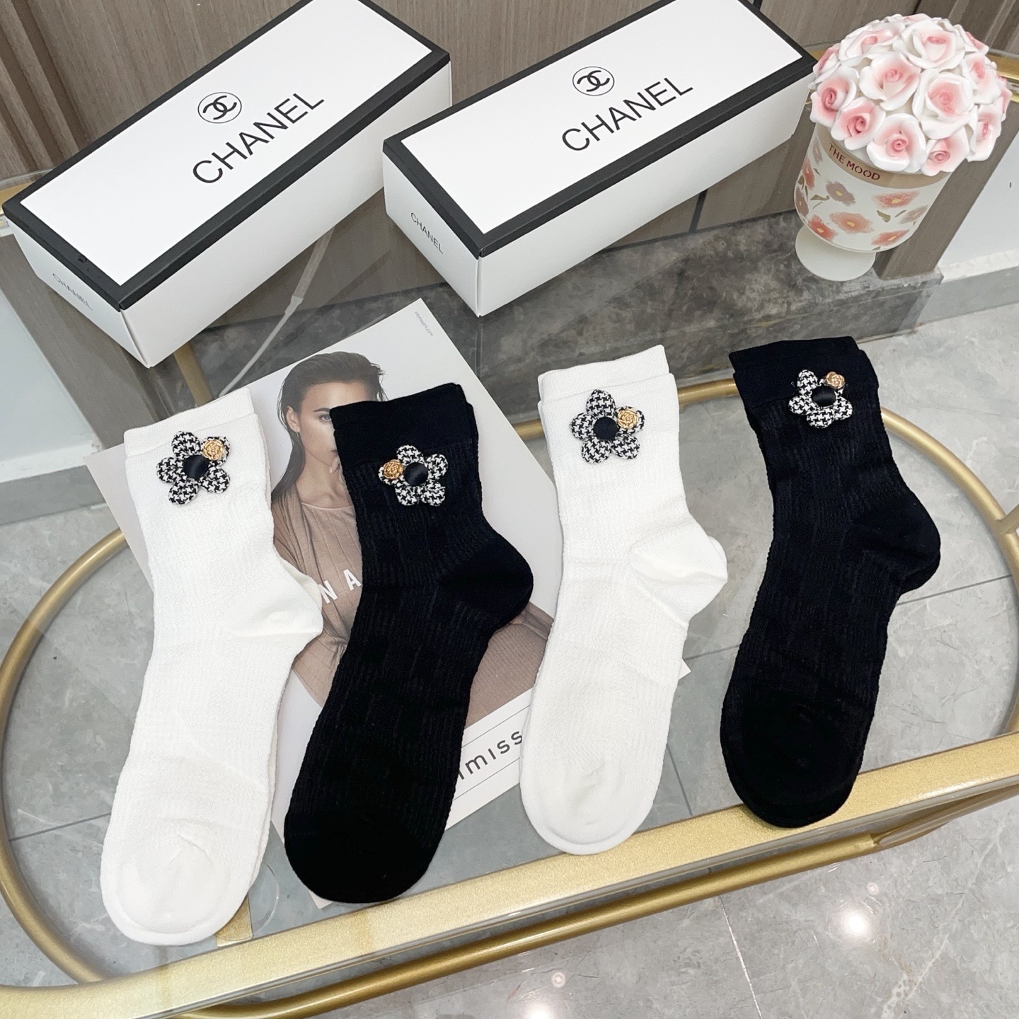  配包装【一盒四双】CHANEL · 香奈儿❗️高品质🔥超级爆款网红袜子❗️小香家官网同步饰品字母中筒
