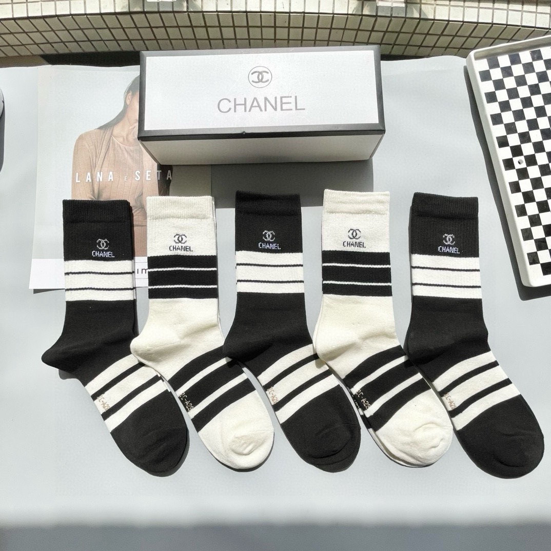  配包装【一盒五双】CHANEL · 香奈儿❗️高品质🔥超级爆款网红袜子❗️小香家官网同步字母中筒袜，i