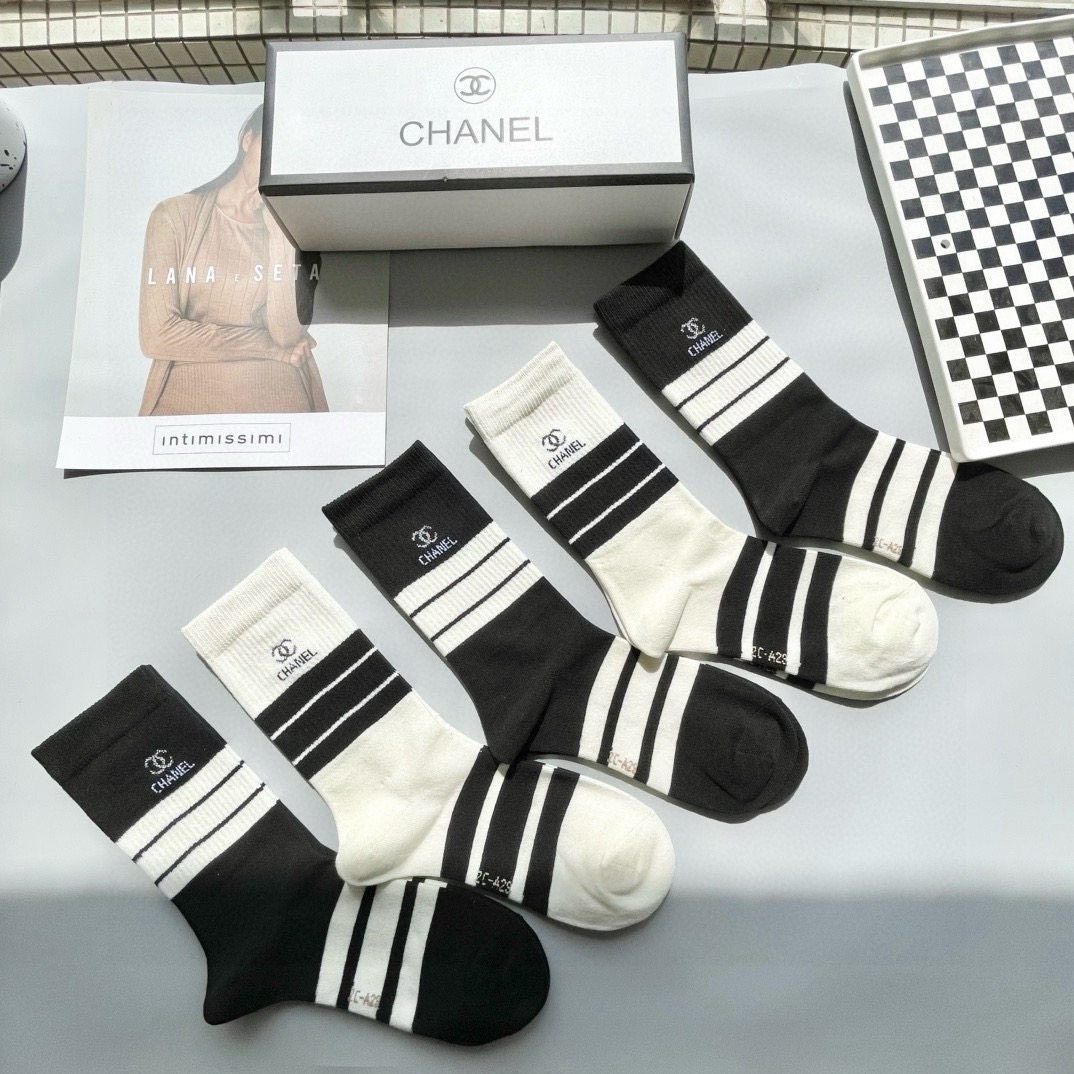  配包装【一盒五双】CHANEL · 香奈儿❗️高品质🔥超级爆款网红袜子❗️小香家官网同步字母中筒袜，i