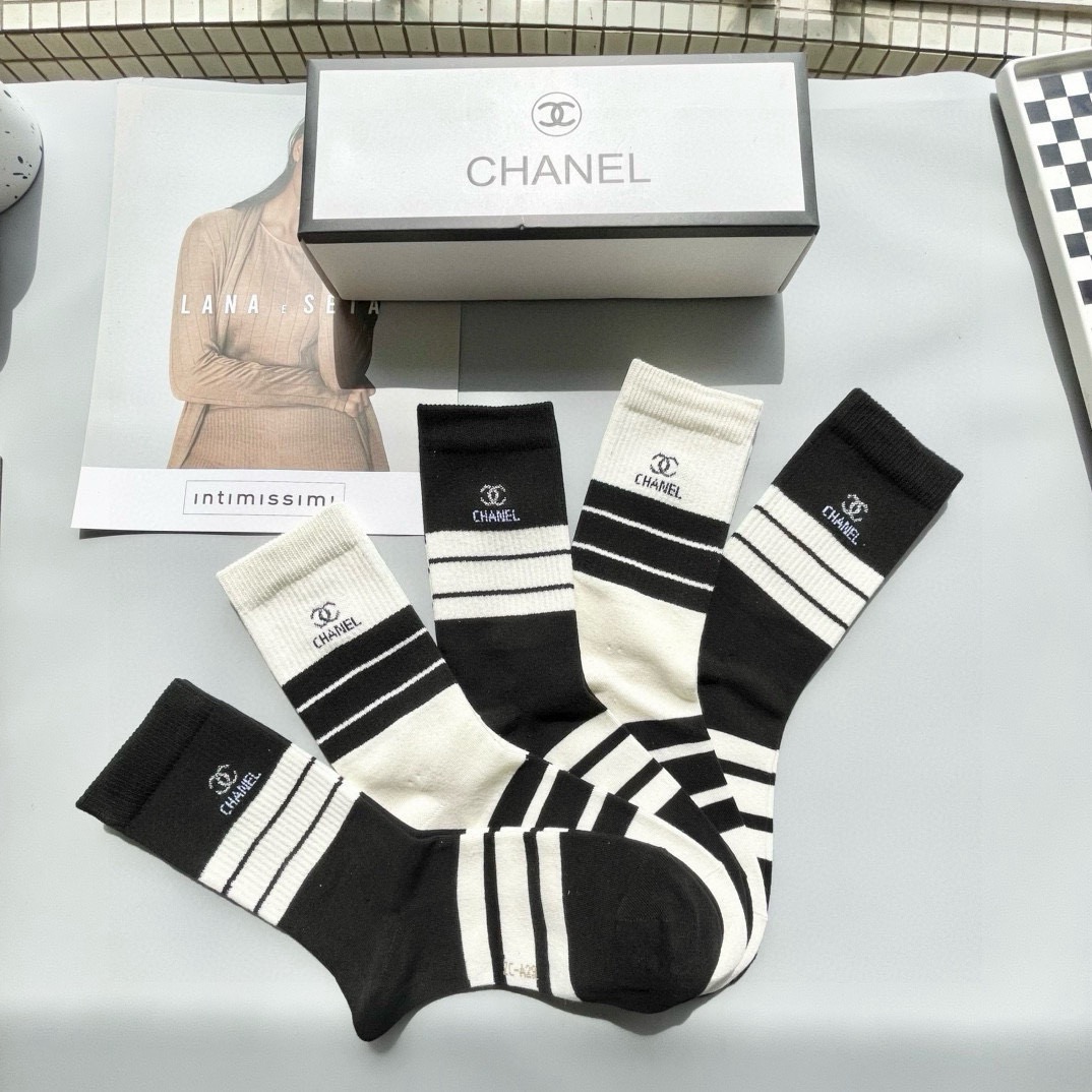  配包装【一盒五双】CHANEL · 香奈儿❗️高品质🔥超级爆款网红袜子❗️小香家官网同步字母中筒袜，i
