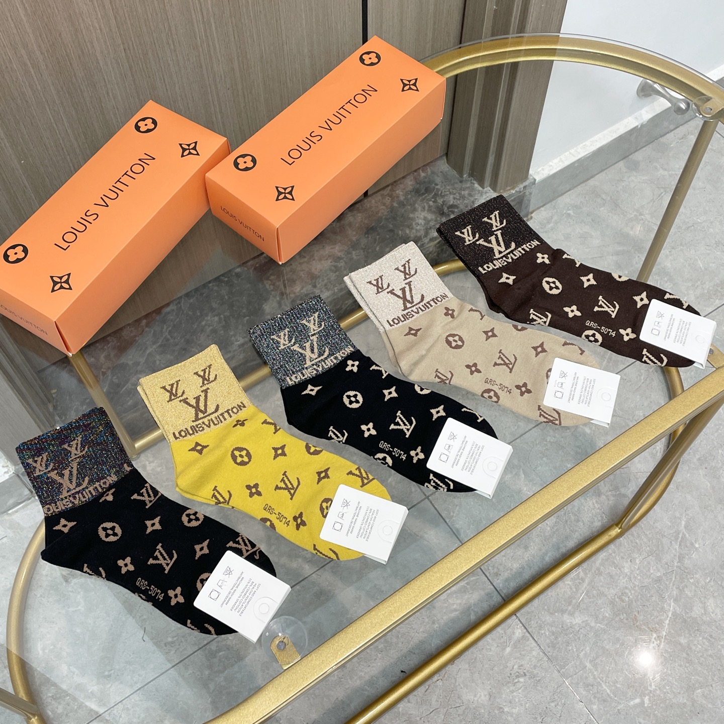  配包装【一盒五双】🌟LV 路易威登 爆款 中筒袜🌟高版本 ～好看到爆炸 欧美大牌中筒袜🔥🌟潮人必不能少