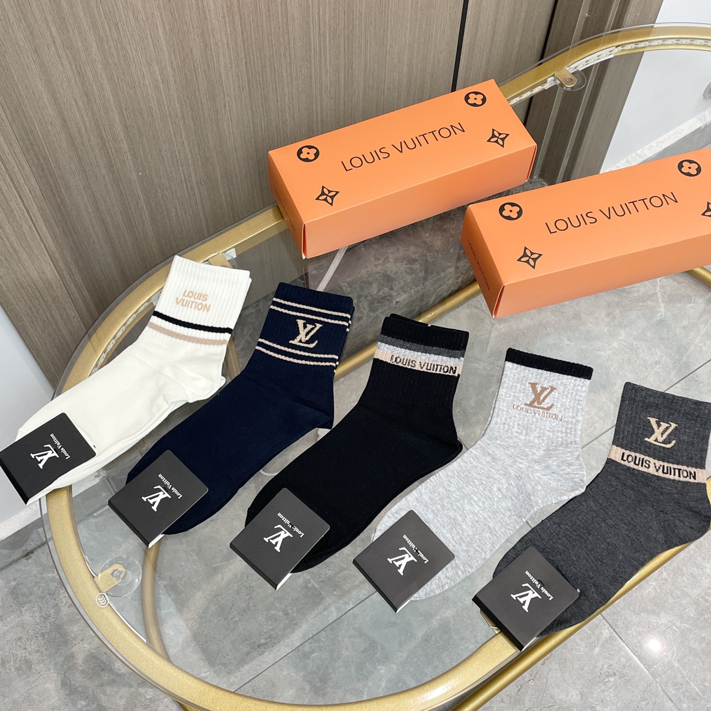  配包装【一盒五双】🌟LV 路易威登 爆款 中筒袜🌟高版本 ～好看到爆炸 欧美大牌中筒袜🔥🌟潮人必不能少