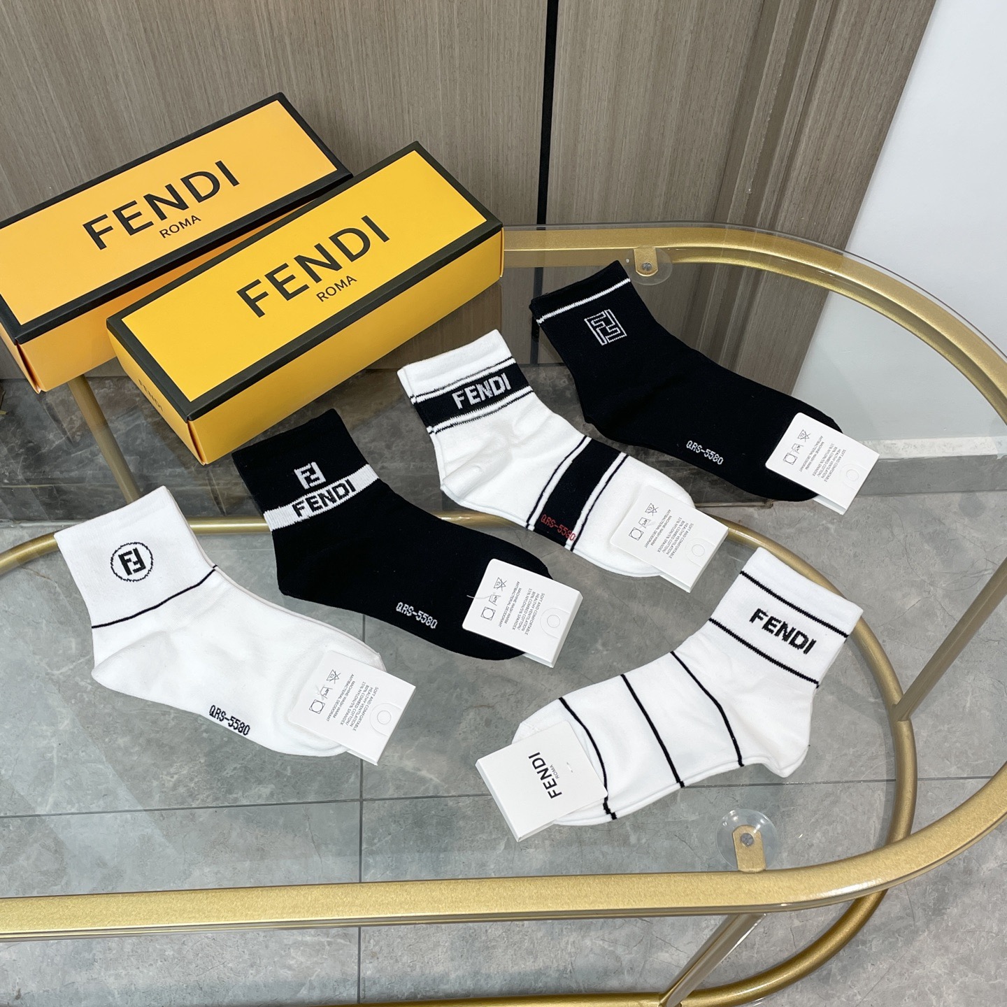  配包装【一盒五双】FENDI · 芬迪❗️大F新品男女款秋冬款中筒袜子❗️超级经典的双F标志，纯棉材质