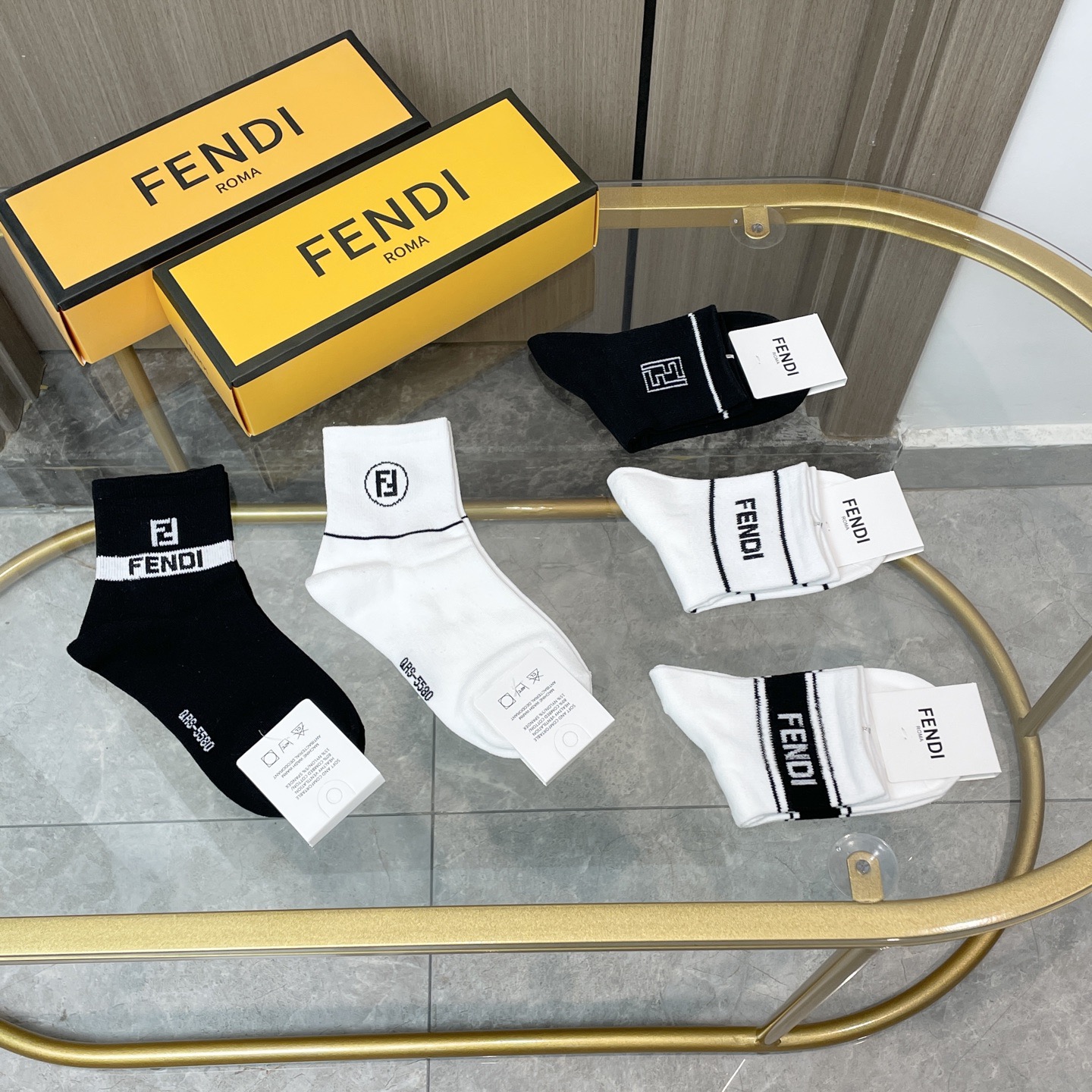 配包装【一盒五双】FENDI · 芬迪❗️大F新品男女款秋冬款中筒袜子❗️超级经典的双F标志，纯棉材质