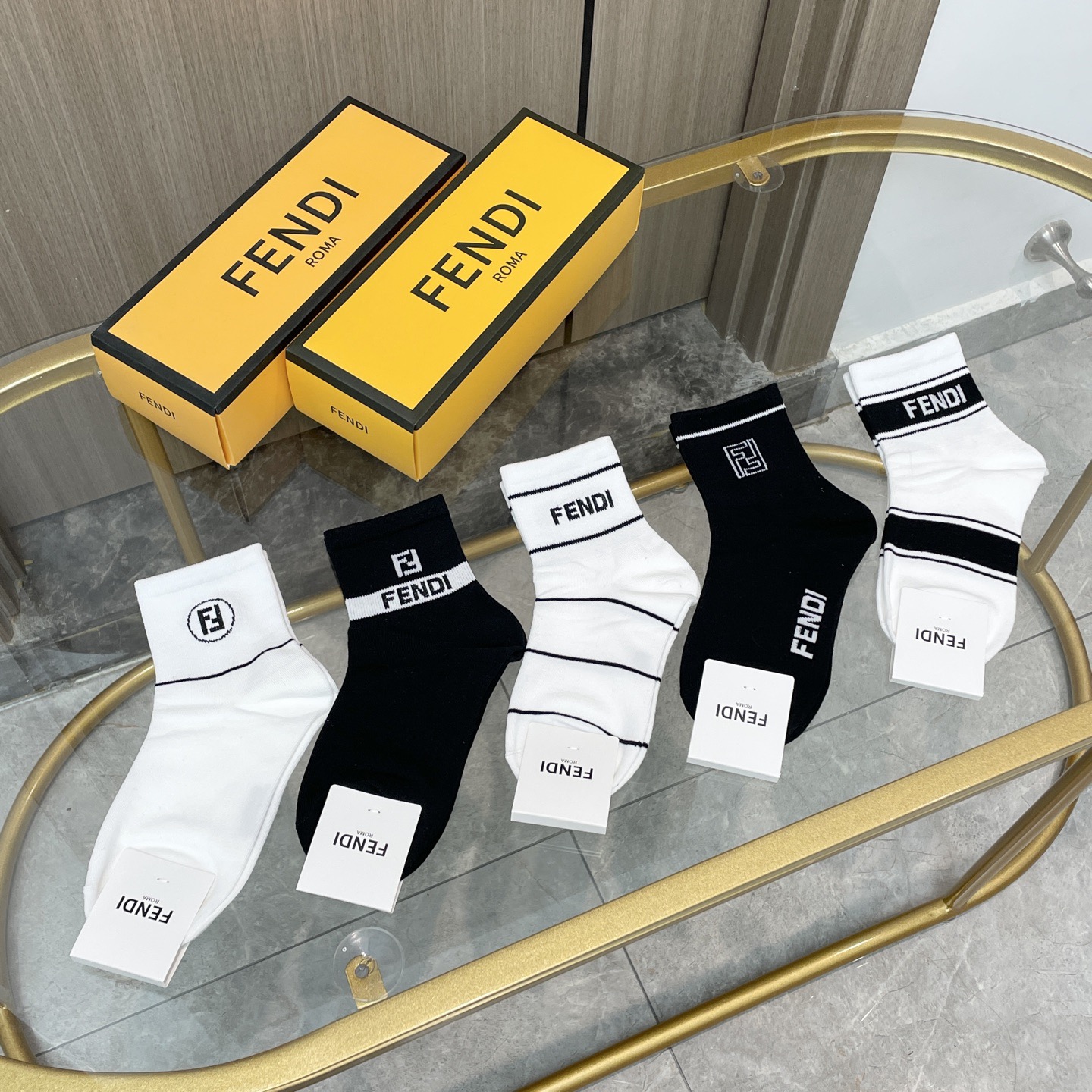 配包装【一盒五双】FENDI · 芬迪❗️大F新品男女款秋冬款中筒袜子❗️超级经典的双F标志，纯棉材质