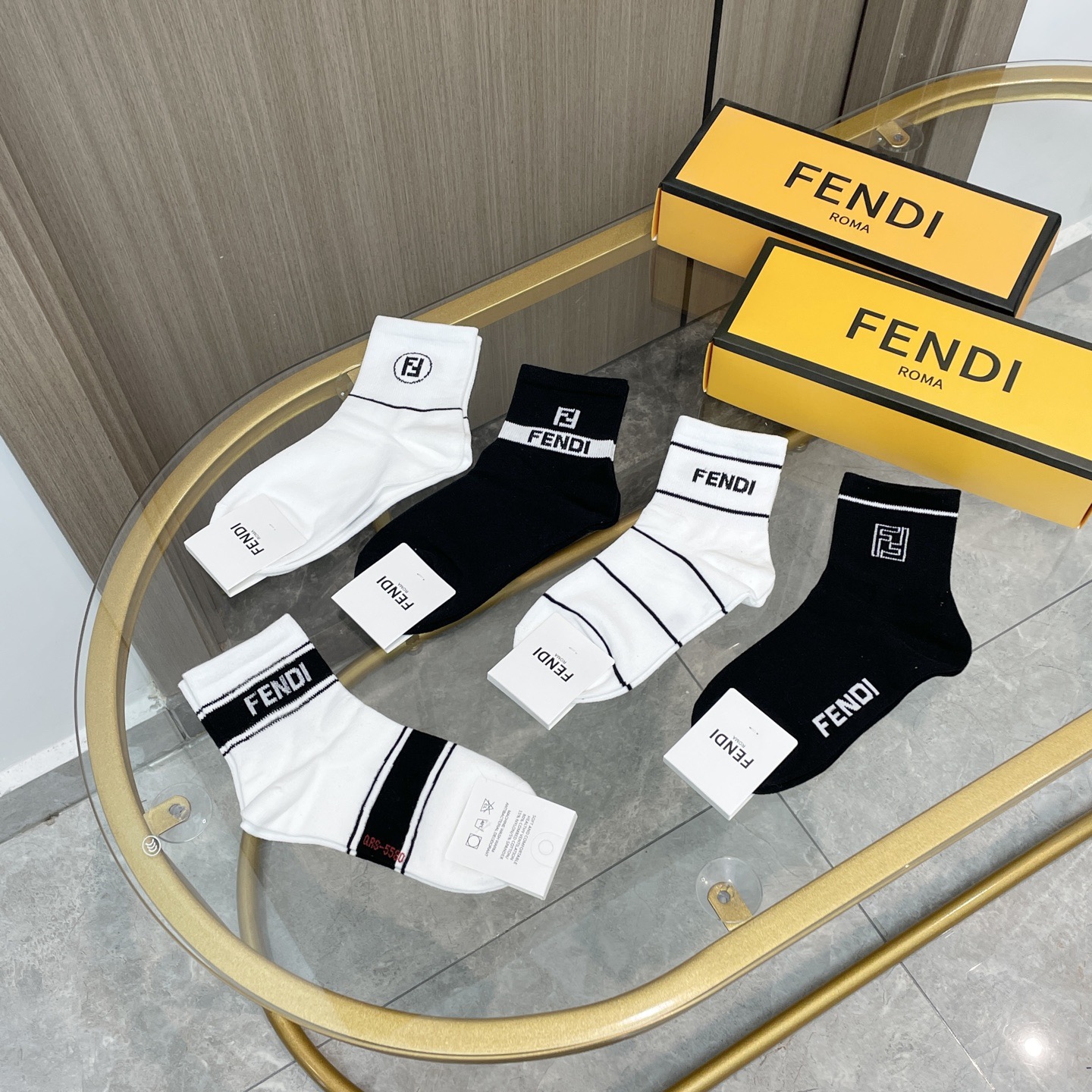  配包装【一盒五双】FENDI · 芬迪❗️大F新品男女款秋冬款中筒袜子❗️超级经典的双F标志，纯棉材质