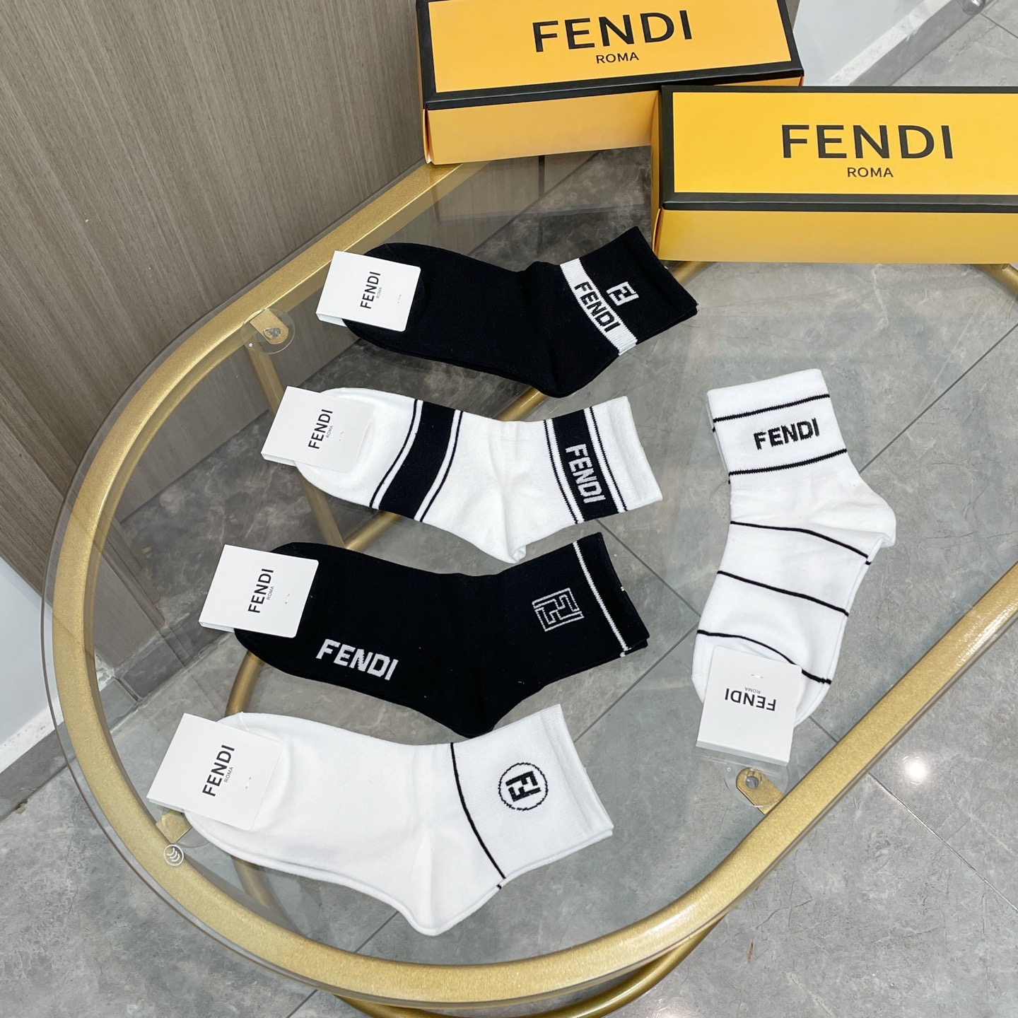  配包装【一盒五双】FENDI · 芬迪❗️大F新品男女款秋冬款中筒袜子❗️超级经典的双F标志，纯棉材质
