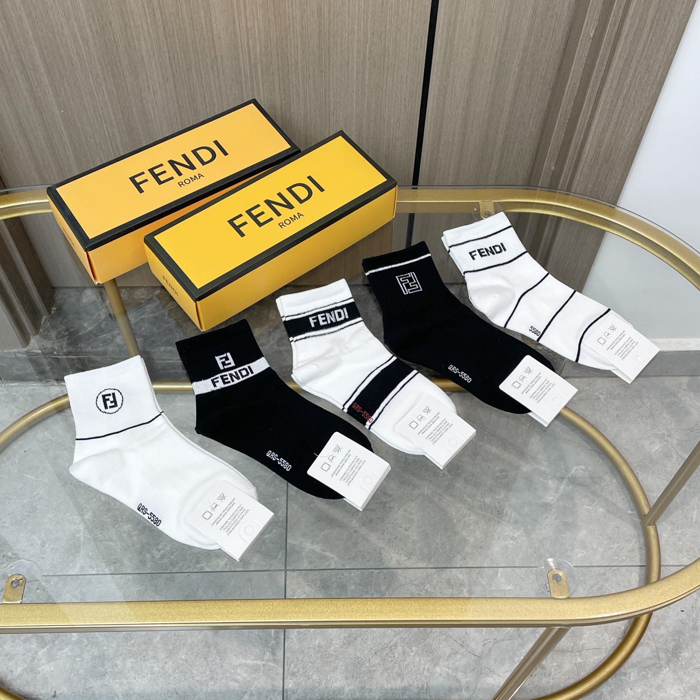  配包装【一盒五双】FENDI · 芬迪❗️大F新品男女款秋冬款中筒袜子❗️超级经典的双F标志，纯棉材质