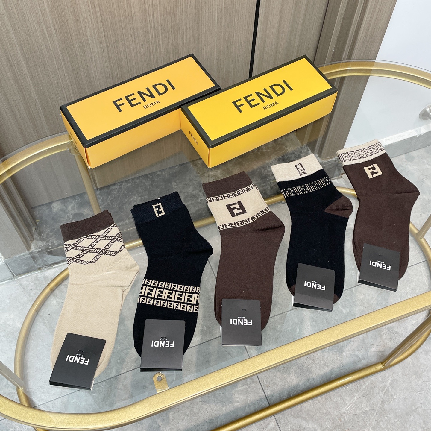  配包装【一盒五双】FENDI · 芬迪❗️大F新品男女款秋冬款中筒袜子❗️超级经典的双F标志，纯棉材质