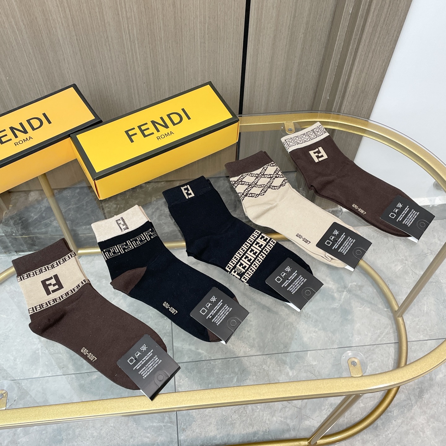  配包装【一盒五双】FENDI · 芬迪❗️大F新品男女款秋冬款中筒袜子❗️超级经典的双F标志，纯棉材质