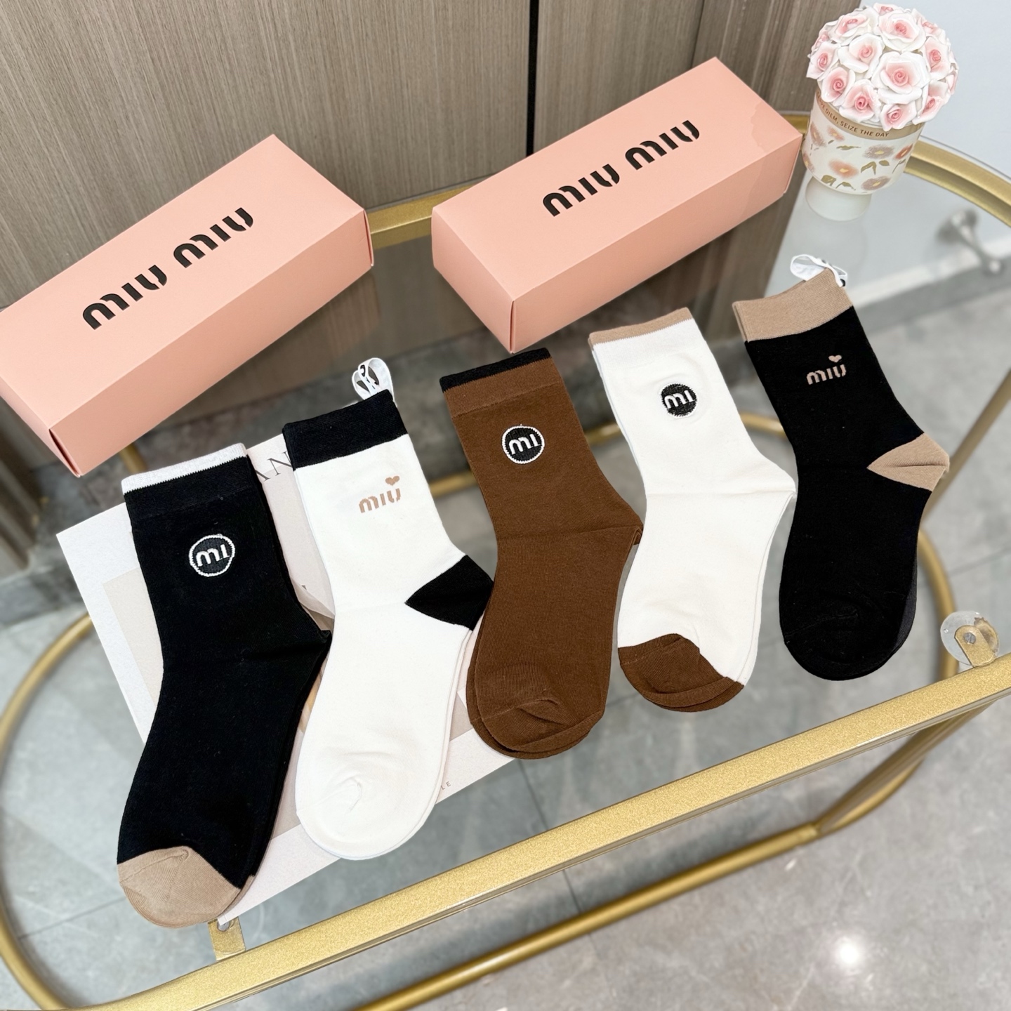   配包装【一盒四双】miumiu · 缪缪❗️高品质🔥超级爆款网红袜子❗️miu家官网同步饰品字母中筒