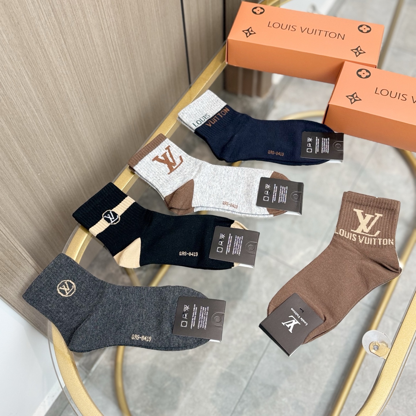  配包装【一盒五双】🌟LV 路易威登 爆款 中筒袜🌟高版本 ～好看到爆炸 欧美大牌中筒袜🔥🌟潮人必不能少