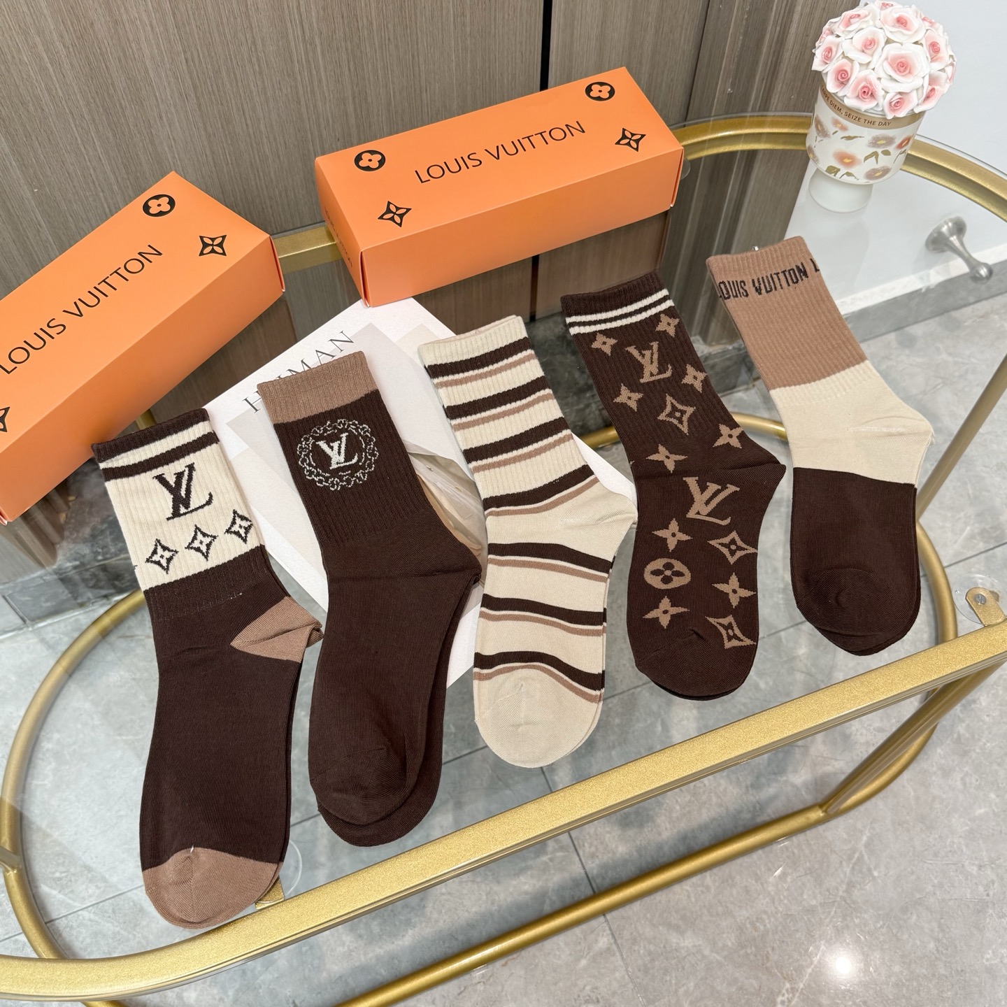  配包装【一盒五双】🌟LV 路易威登 爆款 长筒袜🌟高版本 ～好看到爆炸 欧美大牌长筒袜🔥🌟潮人必不能少
