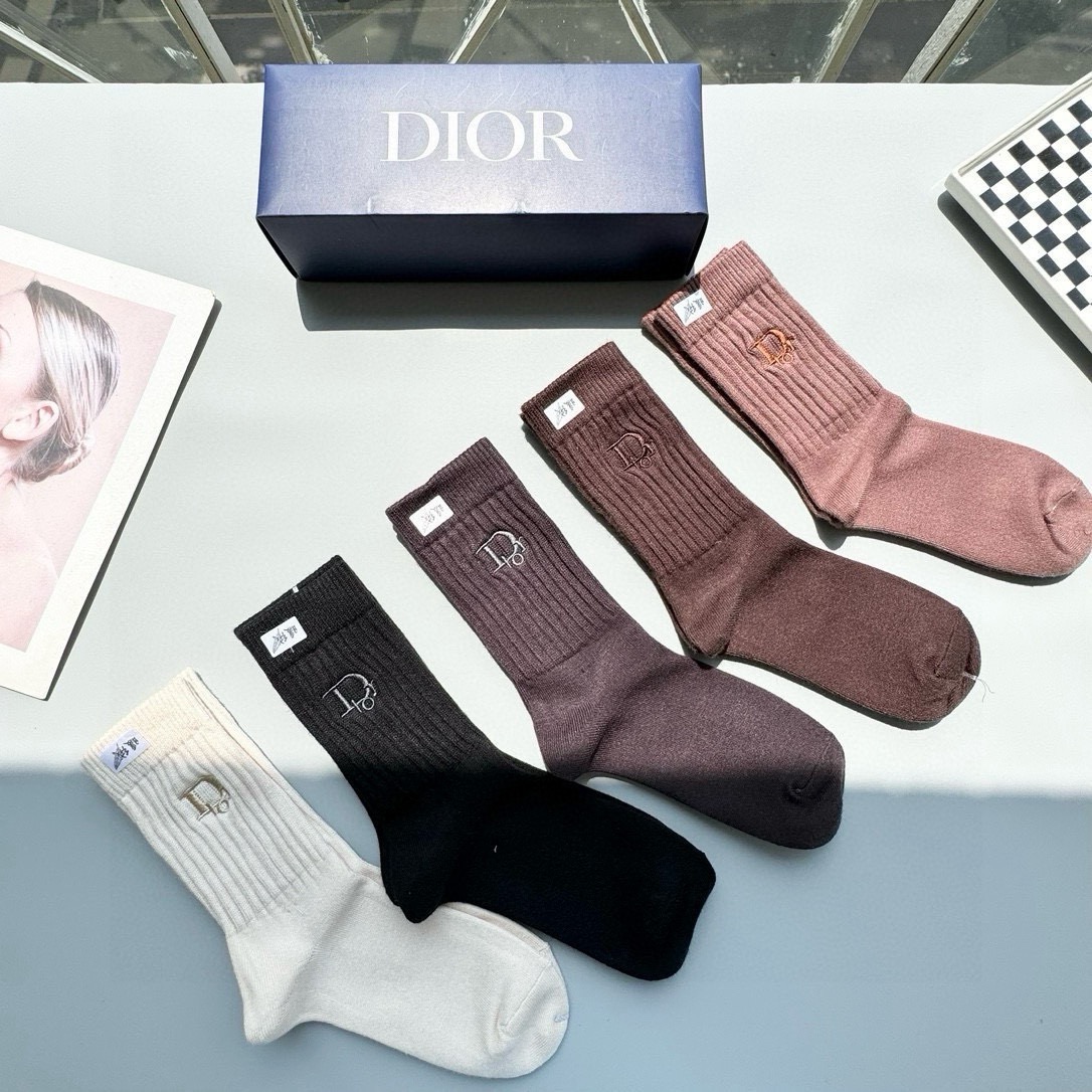 配包装【一盒五双】DIOR 迪奥高版本 ～好看到爆炸 Dior 袜子🔥刺绣羊绒袜，超软糯🔥🔥潮人必不能