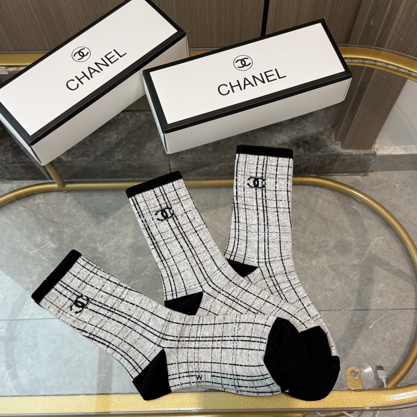  配包装【一盒三双】🌟CHANEL香奈儿  🌟网红爆款 ～好看到爆炸 欧美大牌中筒袜🔥🌟潮人必不能少的专
