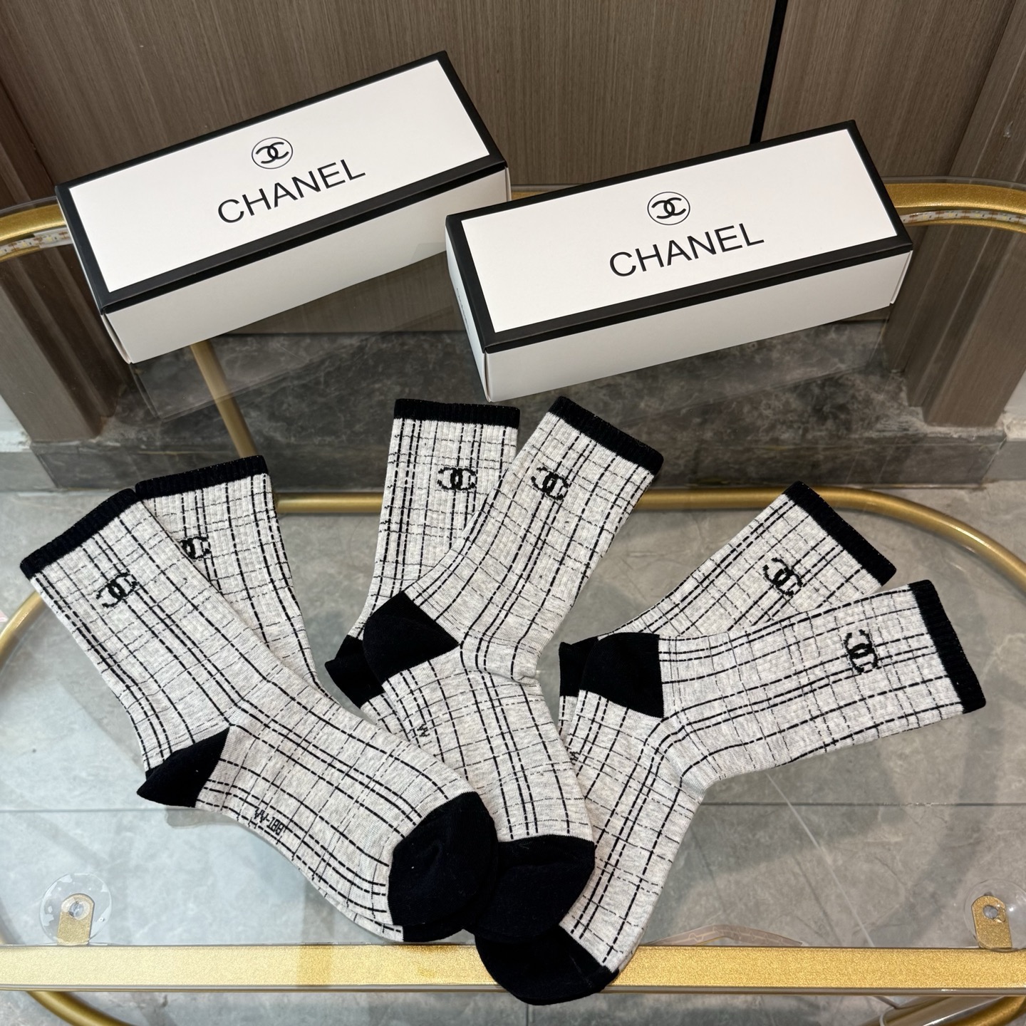  配包装【一盒三双】🌟CHANEL香奈儿  🌟网红爆款 ～好看到爆炸 欧美大牌中筒袜🔥🌟潮人必不能少的专
