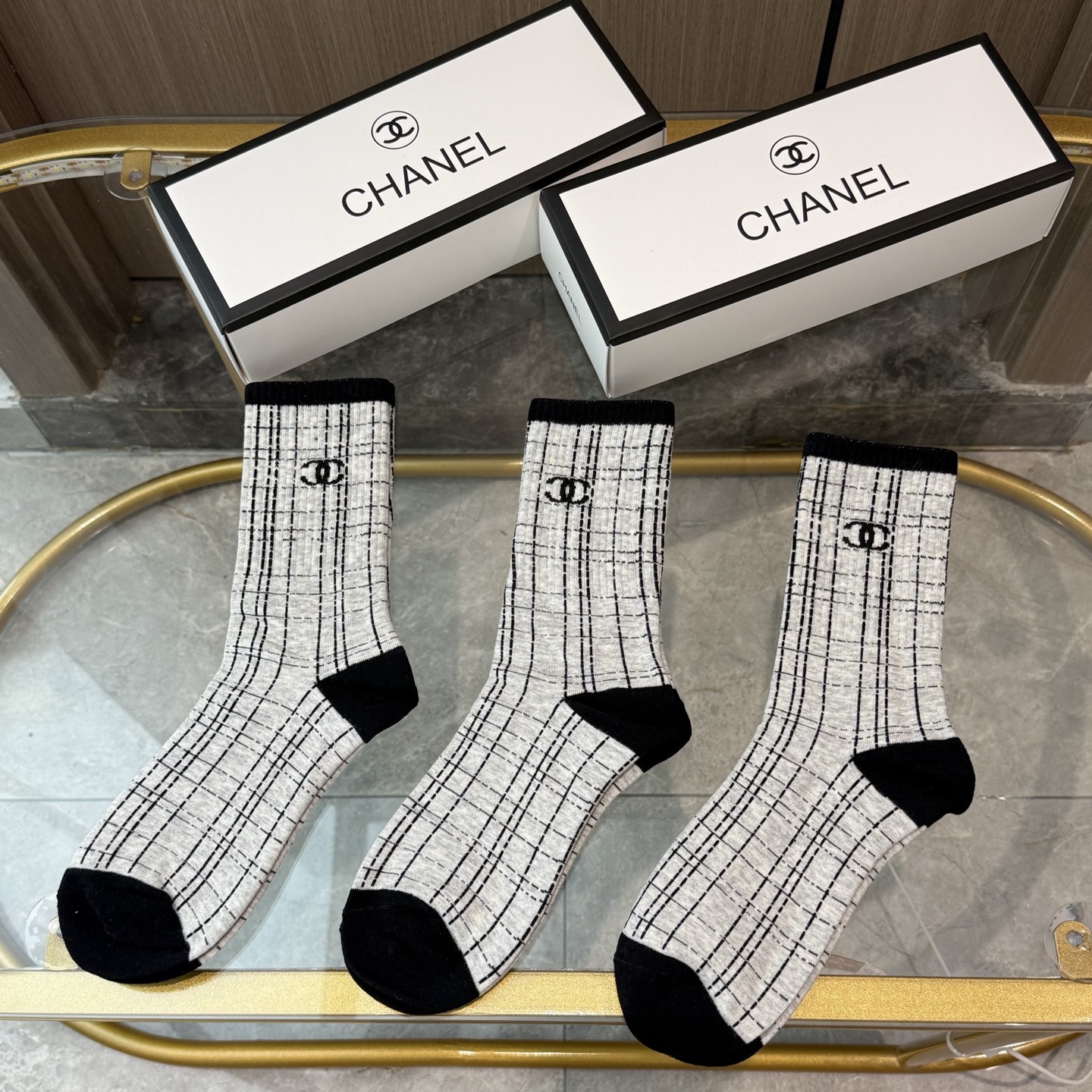  配包装【一盒三双】🌟CHANEL香奈儿  🌟网红爆款 ～好看到爆炸 欧美大牌中筒袜🔥🌟潮人必不能少的专
