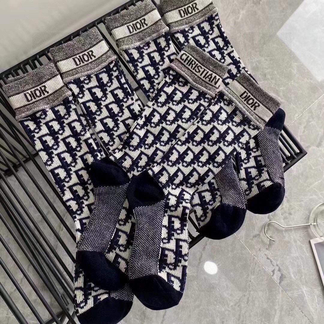  配包装【一盒一双】Dior · 迪奥❗️超级爆款网红袜子❗️D家官网同步提花字母小腿袜，ins明星网红