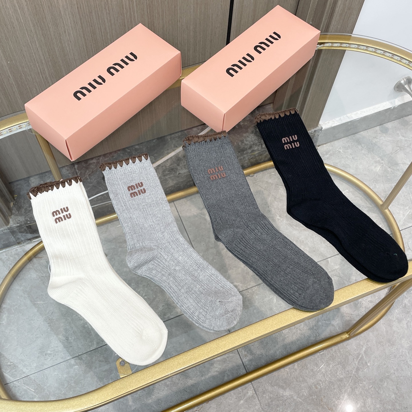 配包装【一盒四双】miumiu · 缪缪❗️高品质🔥超级爆款网红袜子❗️miu家官网同步饰品字母中筒袜，
