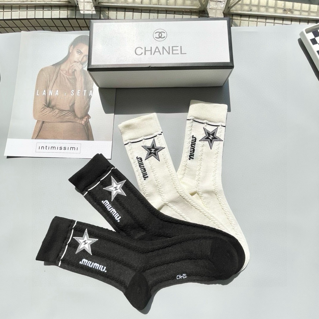配包装【一盒四双】🌟CHANEL香奈儿 爆款中筒袜🌟高版本 ～好看到爆炸 欧美大牌中筒袜🔥🌟潮人必不能少