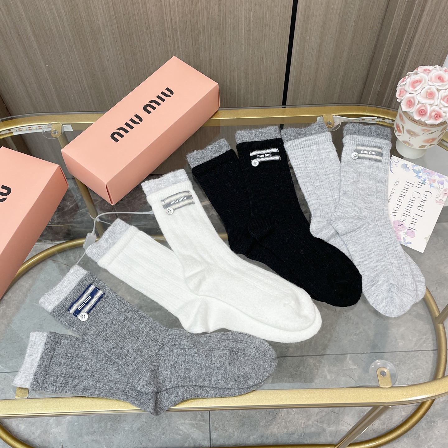 配包装【一盒四双】miumiu · 缪缪❗️高品质🔥超级爆款网红袜子❗️miu家官网同步饰品字母中筒袜，