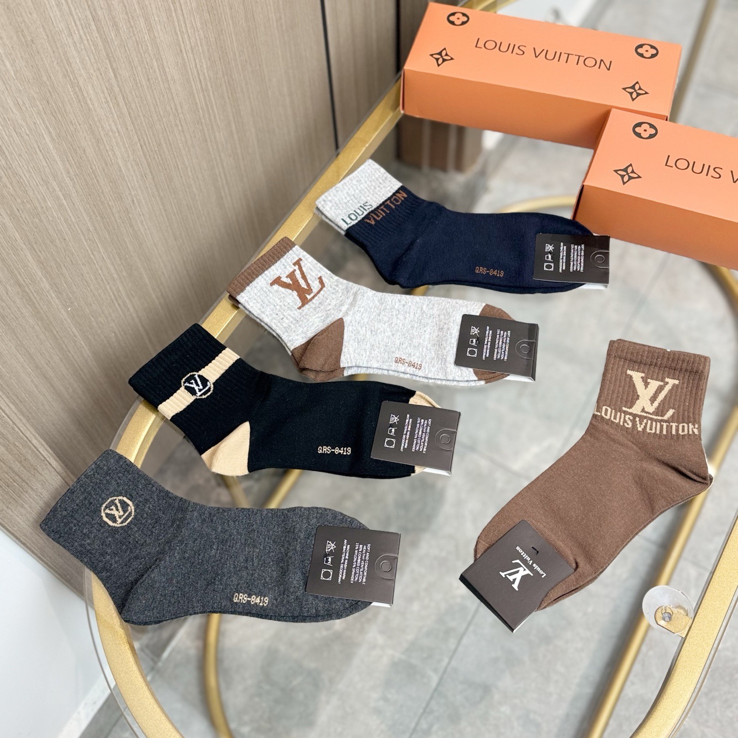 配包装【一盒五双】🌟LV 路易威登 爆款 中筒袜🌟高版本 ～好看到爆炸 欧美大牌中筒袜🔥🌟潮人必不能少的