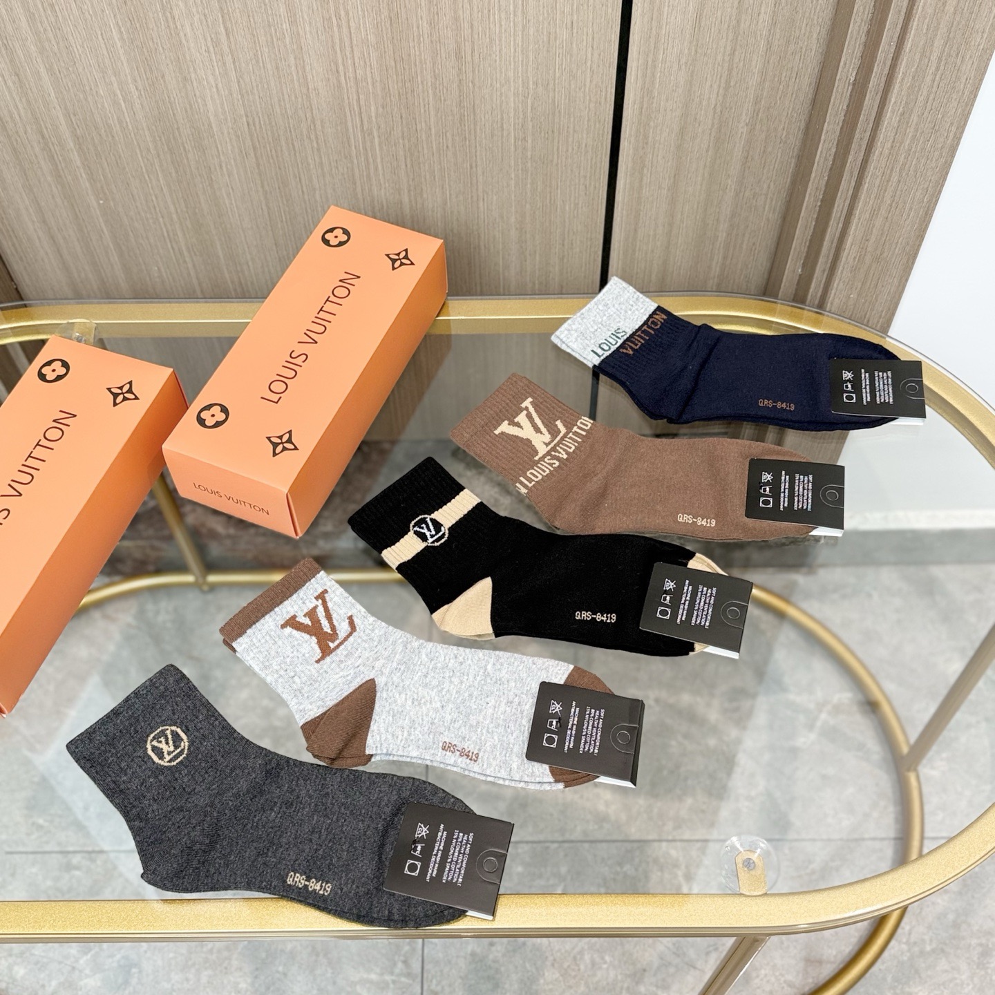 配包装【一盒五双】🌟LV 路易威登 爆款 中筒袜🌟高版本 ～好看到爆炸 欧美大牌中筒袜🔥🌟潮人必不能少的