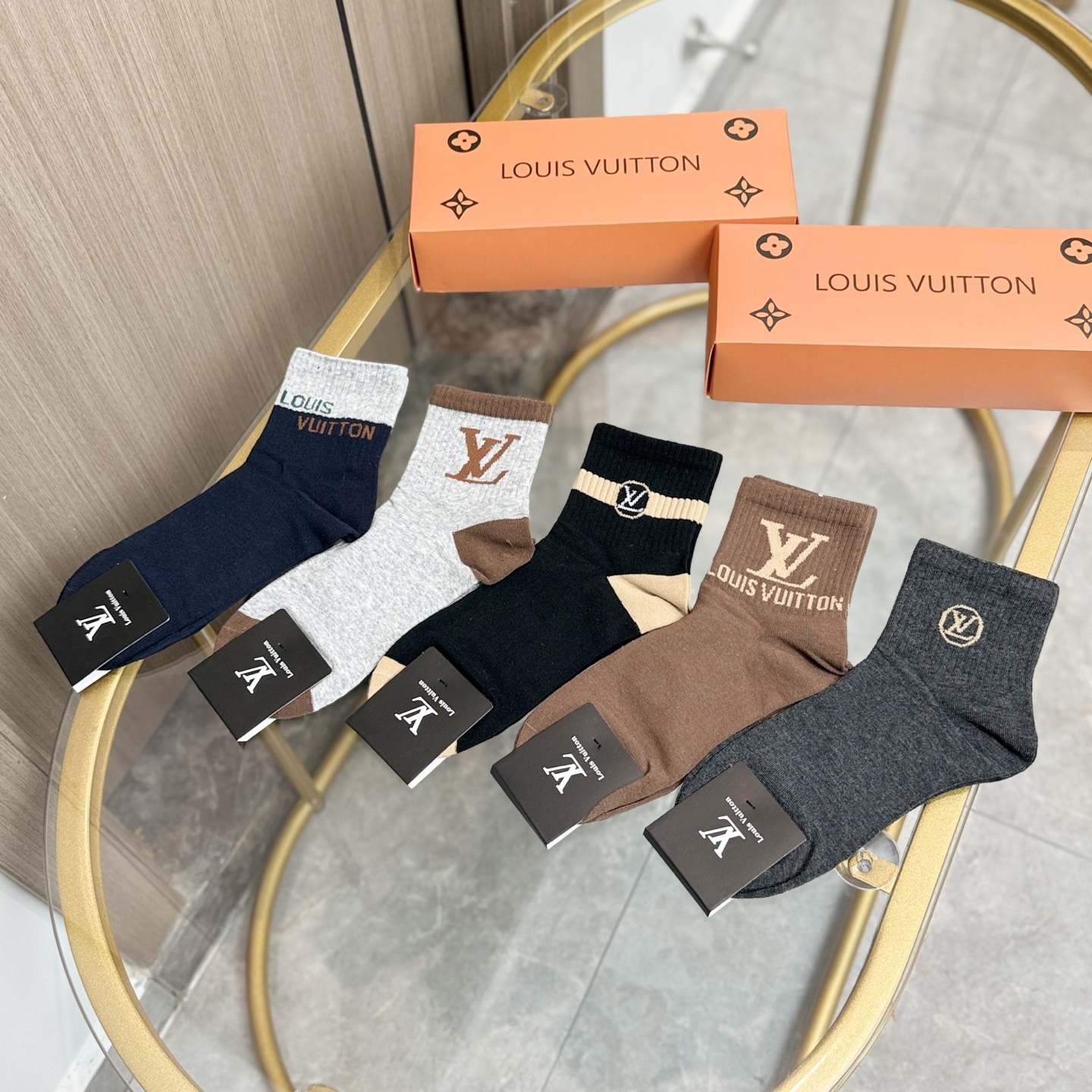 配包装【一盒五双】🌟LV 路易威登 爆款 中筒袜🌟高版本 ～好看到爆炸 欧美大牌中筒袜🔥🌟潮人必不能少的