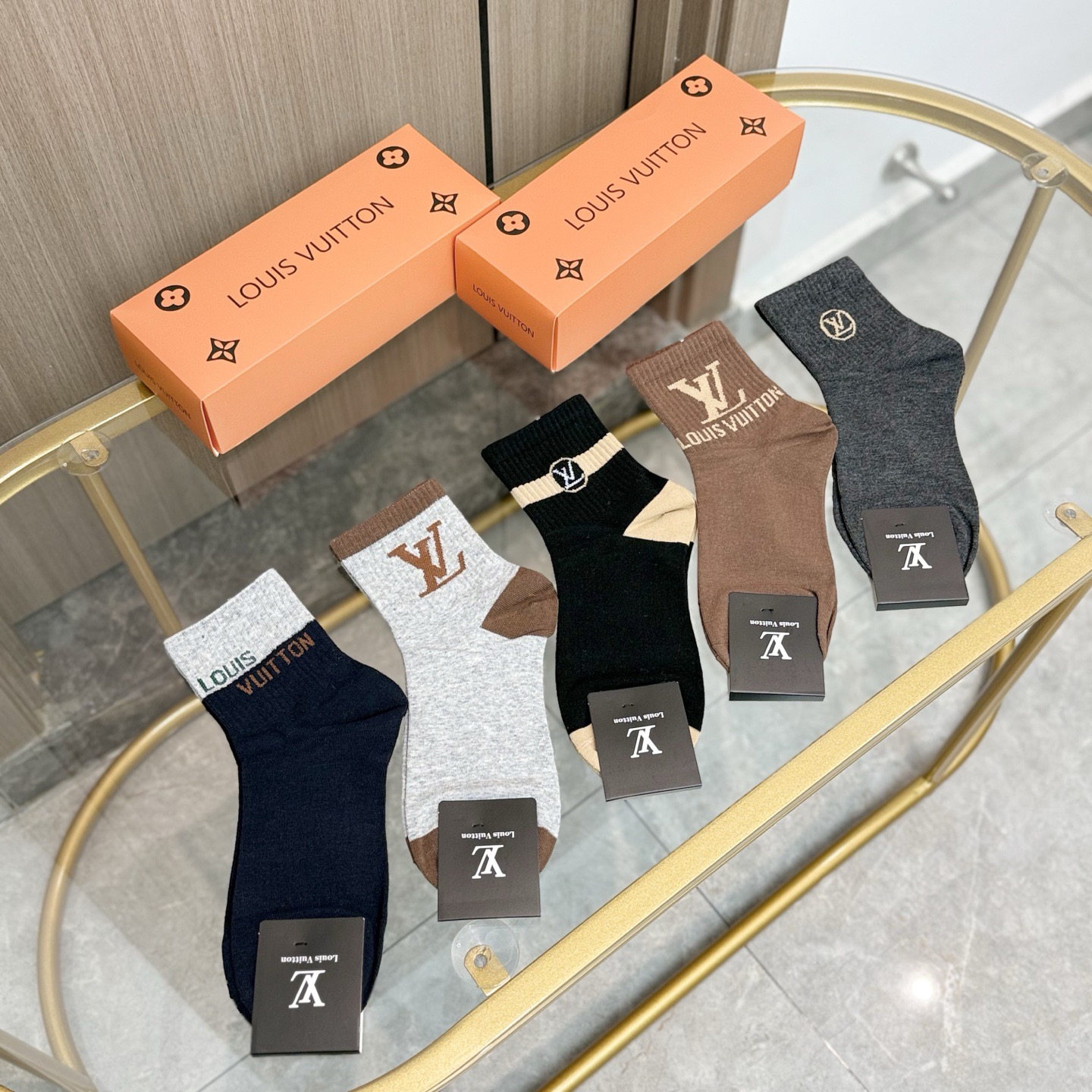 配包装【一盒五双】🌟LV 路易威登 爆款 中筒袜🌟高版本 ～好看到爆炸 欧美大牌中筒袜🔥🌟潮人必不能少的