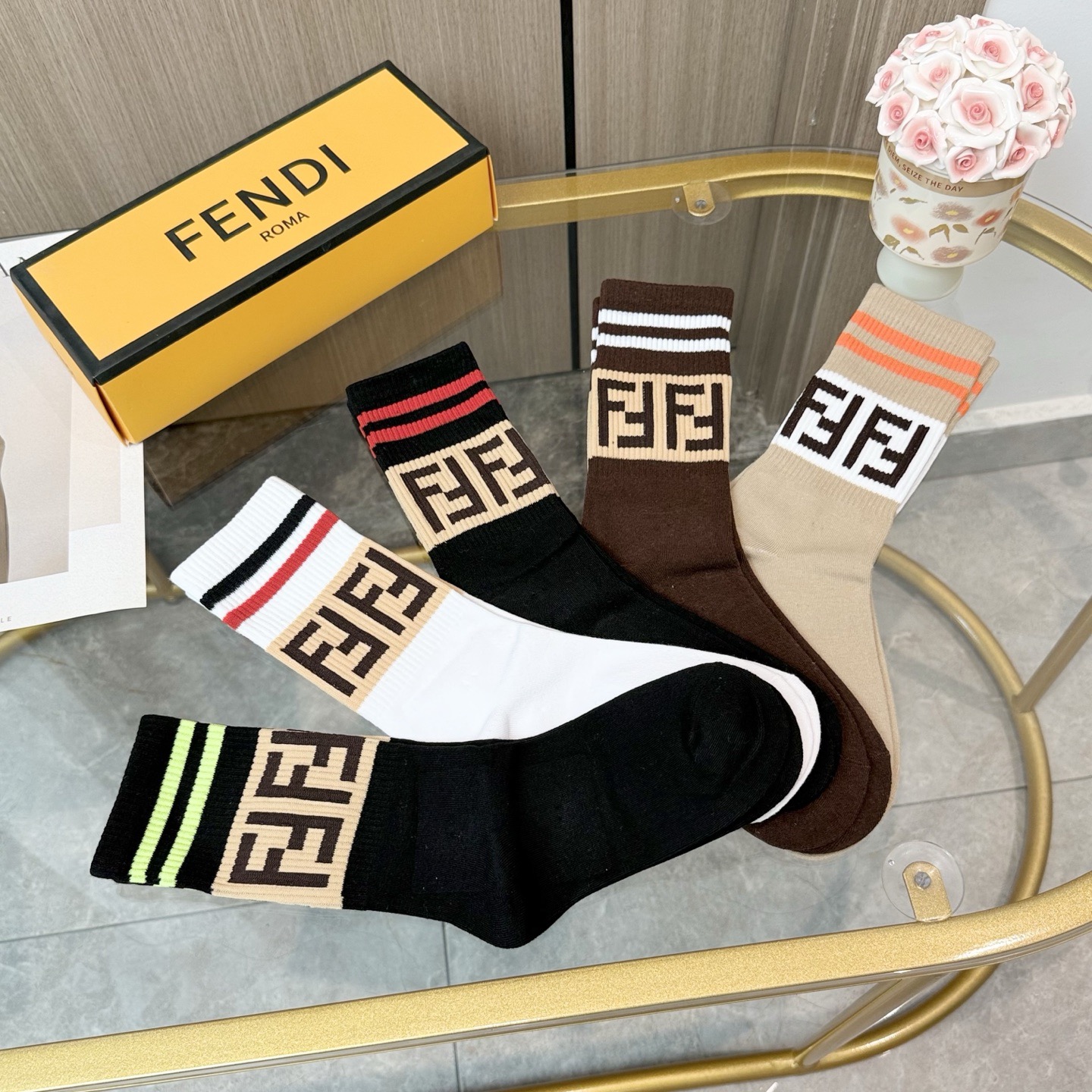 配包装【一盒五双】FENDI · 芬迪❗️大F新品高筒袜子❗️超级经典的双F标志，纯棉材质制造，透气舒适